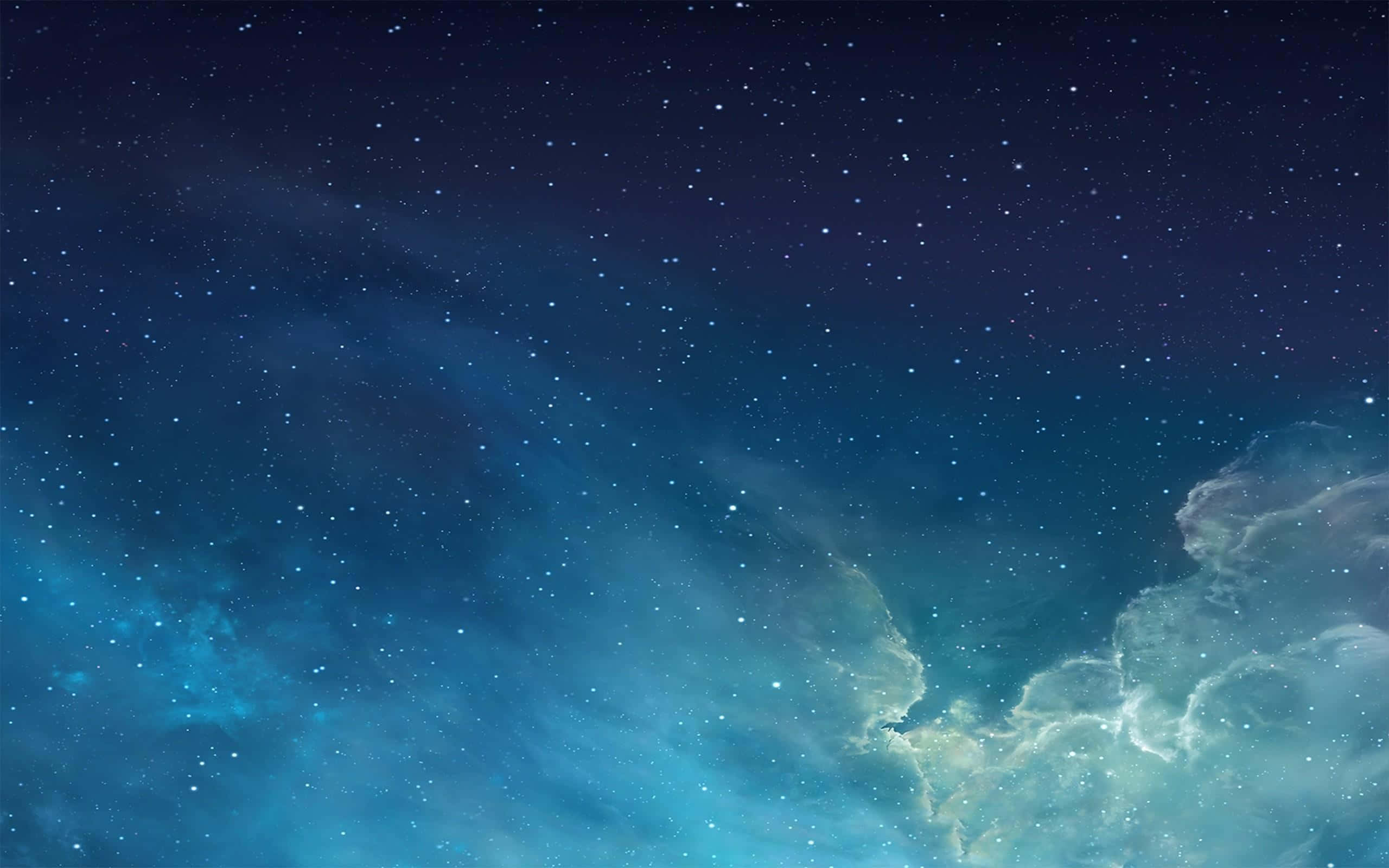 藍色 桌布 壁紙 — 令人嘆為觀止的星空夜景，閃爍的藍色星雲和縷縷雲霧在宇宙中飄蕩。