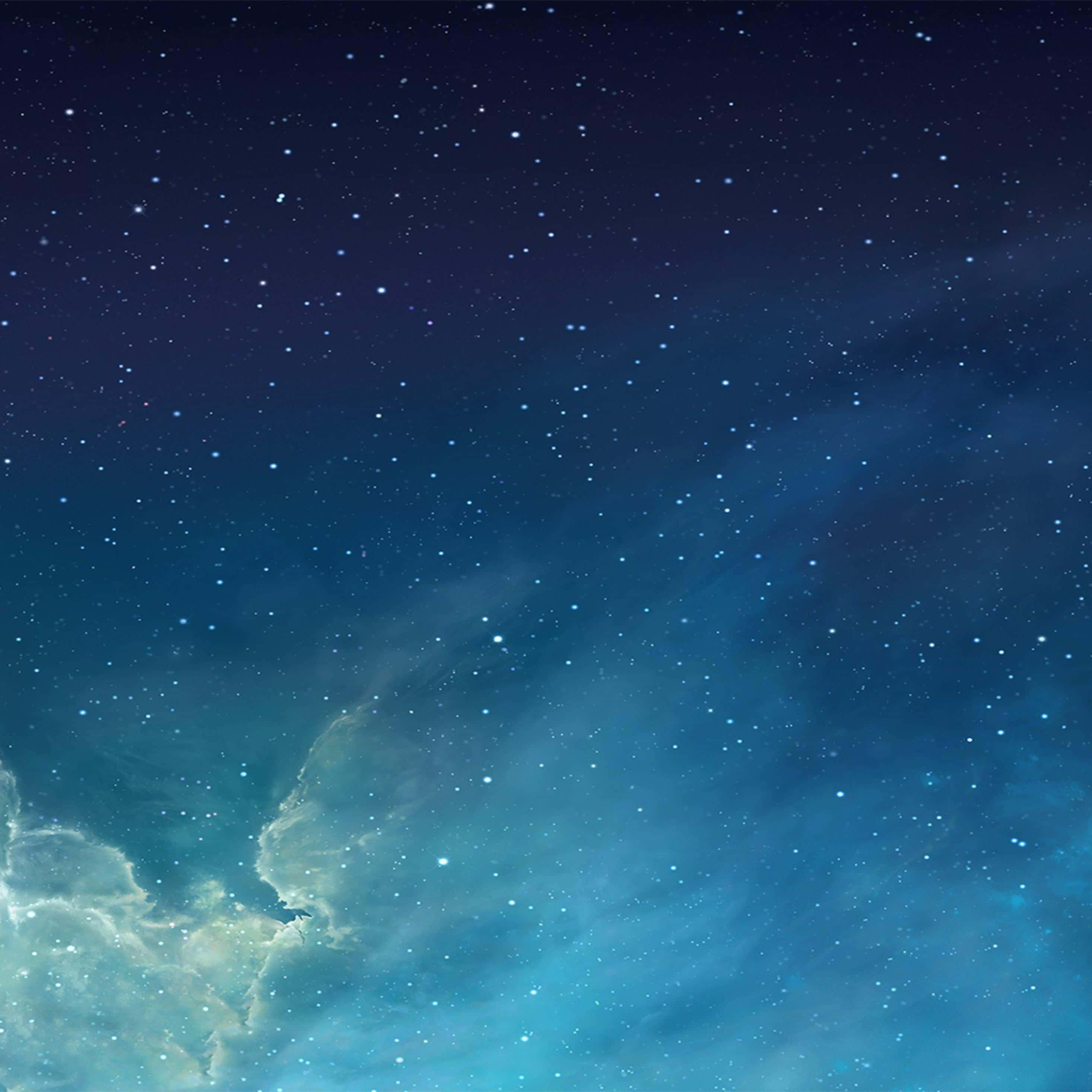 iPad Pro 桌布 壁紙 — 令人嘆為觀止的星空夜景，閃爍的藍色星雲和縹緲的雲霧在宇宙中飄移。