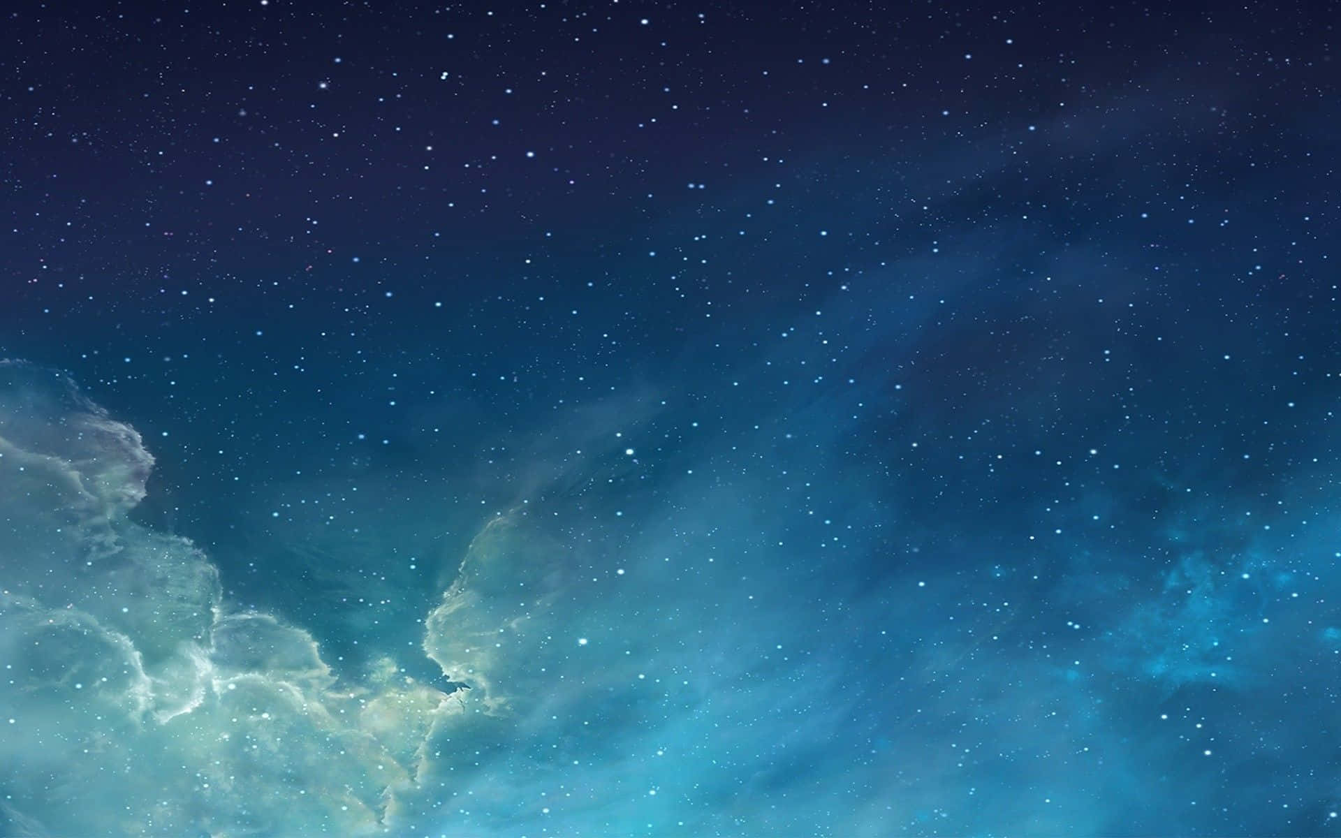 Blue Stars 桌布 壁紙 — 令人嘆為觀止的星空夜景，閃爍的藍色和藍綠色星雲在閃爍的星星天篷下旋轉。
