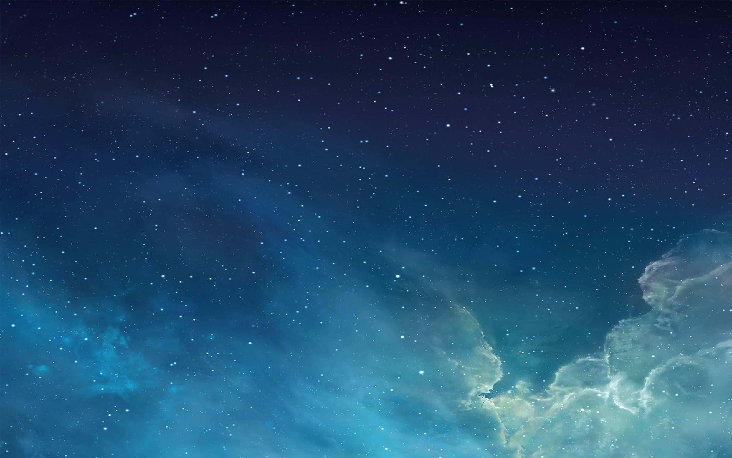桌布 壁紙 — 令人嘆為觀止的星空夜景，閃爍的藍色星雲和縹緲的雲霧在宇宙中飄蕩。