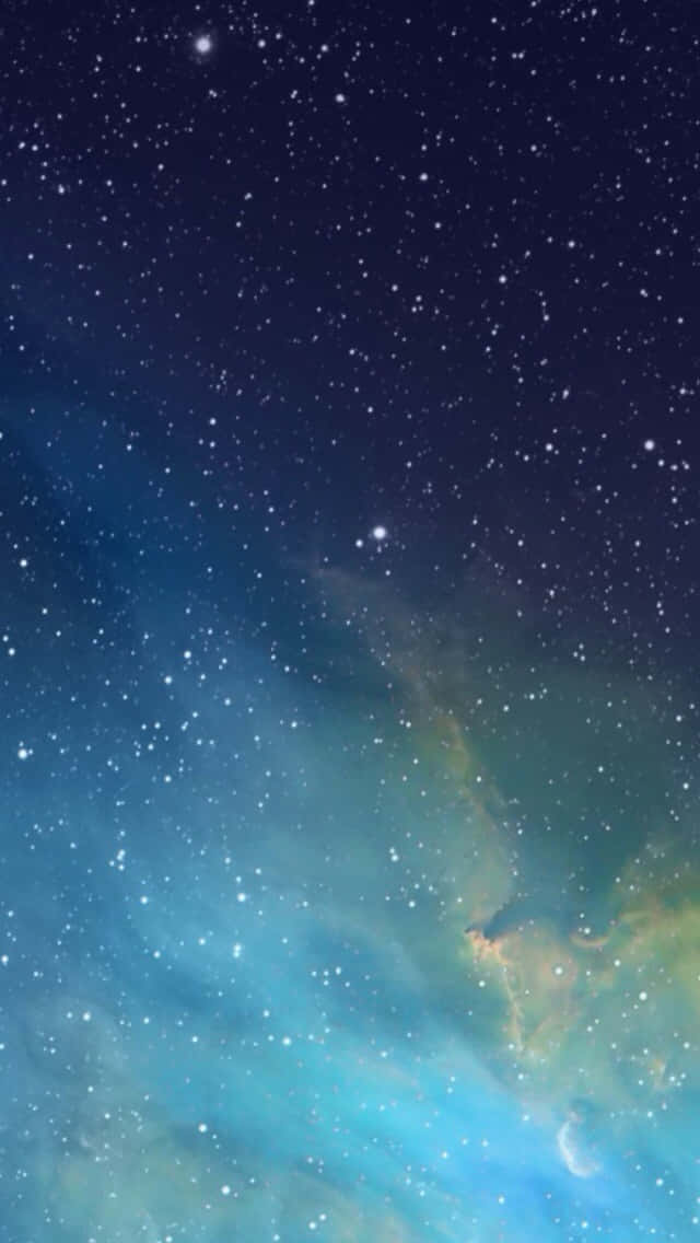 iOS 4 桌布 壁紙 — 令人嘆為觀止的星空宇宙景觀，有旋轉的藍色和綠色星雲以及一彎新月。