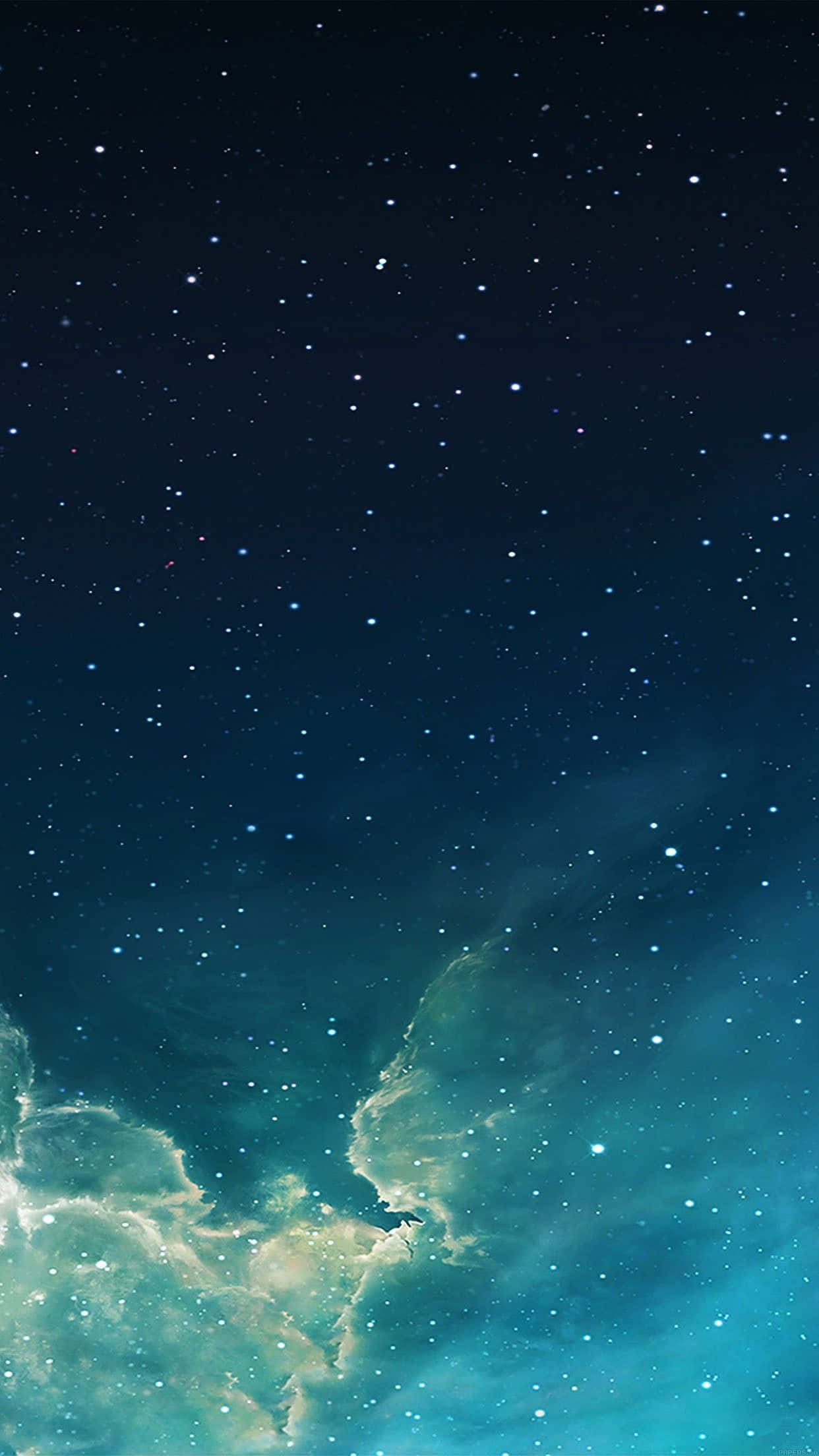 藍色 桌布 壁紙 — 令人嘆為觀止的星空宇宙景觀，發光的藍綠色星雲在深靛藍色的虛空中旋轉。