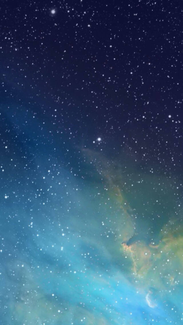 Apple iPhone 預設 桌布 壁紙 — 令人嘆為觀止的星空宇宙景觀，藍色和藍綠色星雲在深靛藍色天空中旋轉發光。