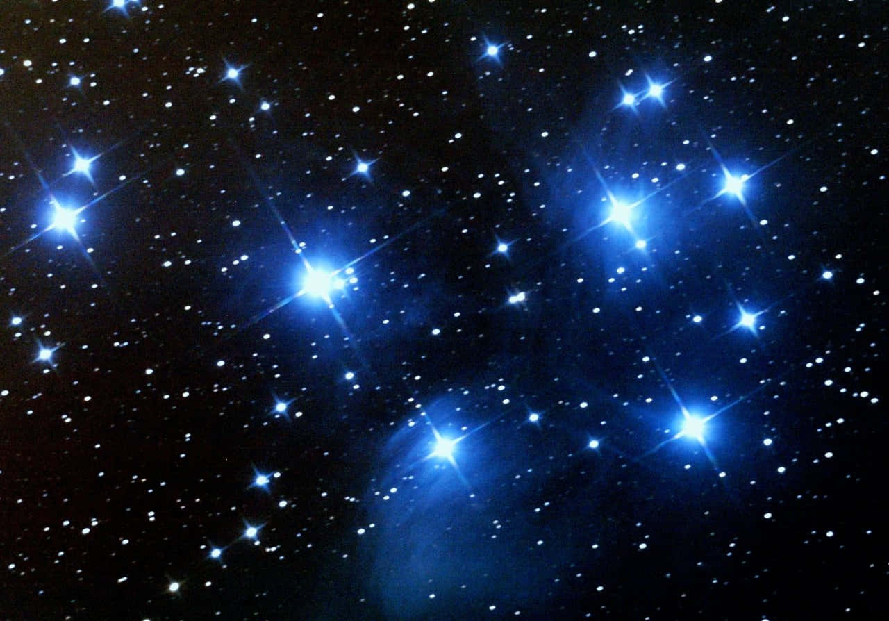 Star Cluster 桌布 壁紙 — 令人嘆為觀止的星空景象，明亮的藍色星星在深邃的黑色宇宙背景下閃耀。