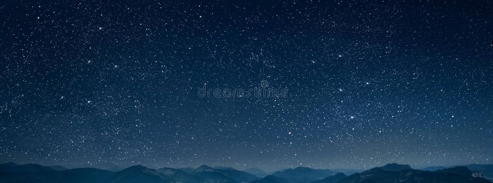 Night Mountain 桌布 壁紙 — 令人嘆為觀止的星空覆蓋著深靛藍色調下的山脈剪影。