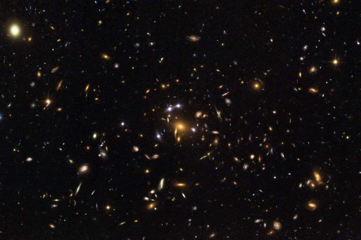 Quasar 桌布 壁紙 — 令人嘆為觀止的景色，無數星系和恆星散佈在深邃的黑色宇宙中。