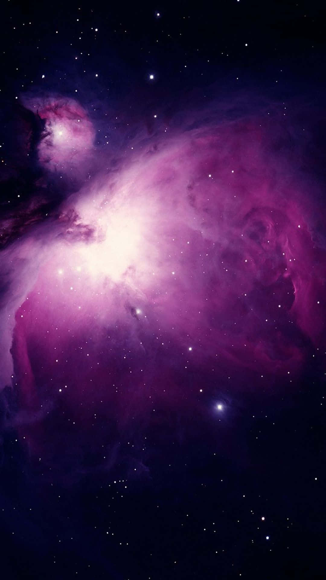 太空電話 桌布 壁紙 — 令人嘆為觀止的景色，發光的紫色星雲，明亮的星星散落在深邃的黑色宇宙天空中。