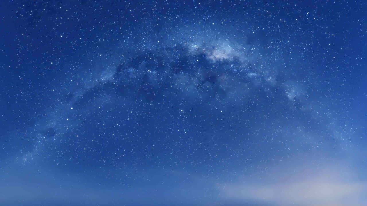 Galaxy Stars 桌布 壁紙 — 令人嘆為觀止的景色，銀河橫跨深邃的藍色夜空，點綴著無數星星。