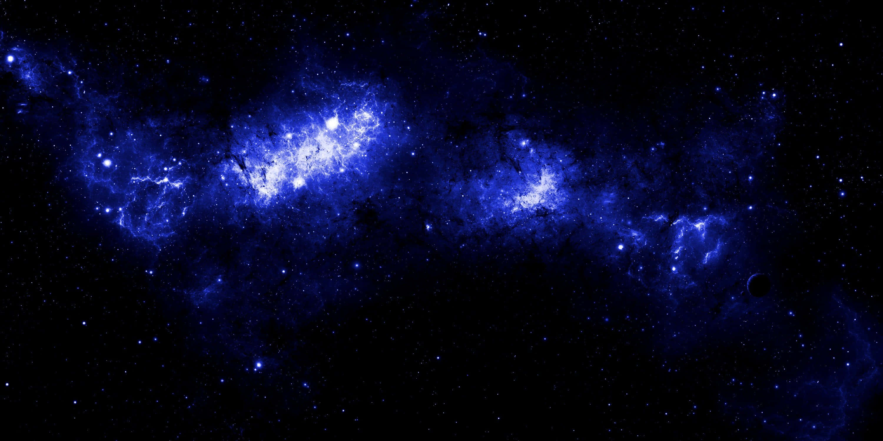 宇宙 桌布 壁紙 — 令人嘆為觀止的景象，一個發光的藍色星雲在深邃的太空黑暗中與星星旋轉。