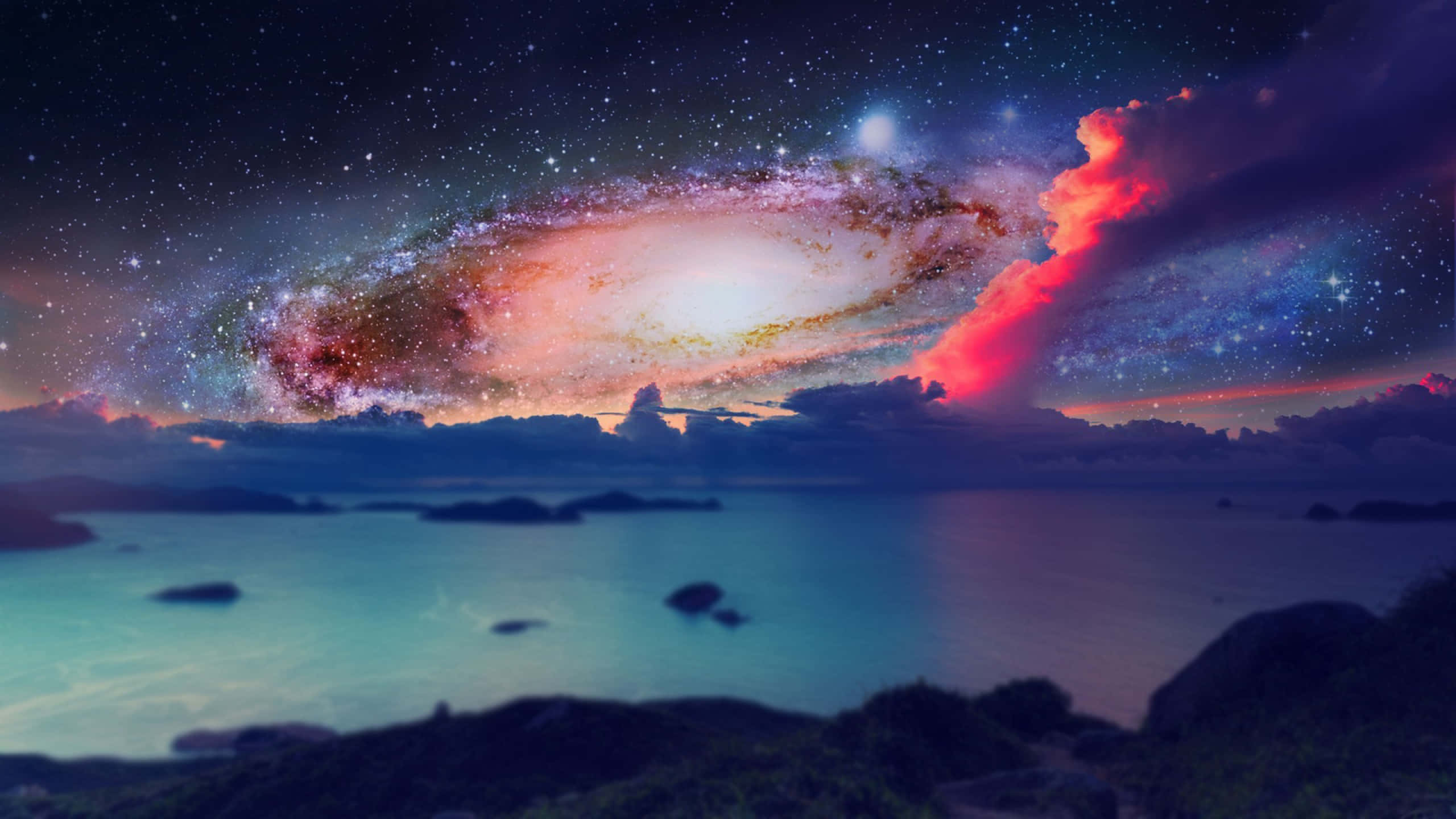 銀河 桌布 壁紙 — 令人嘆為觀止的景象：在暮色中，一條發光的螺旋星系橫跨寧靜的海洋，伴隨著鮮豔的粉紅色和藍色雲彩。