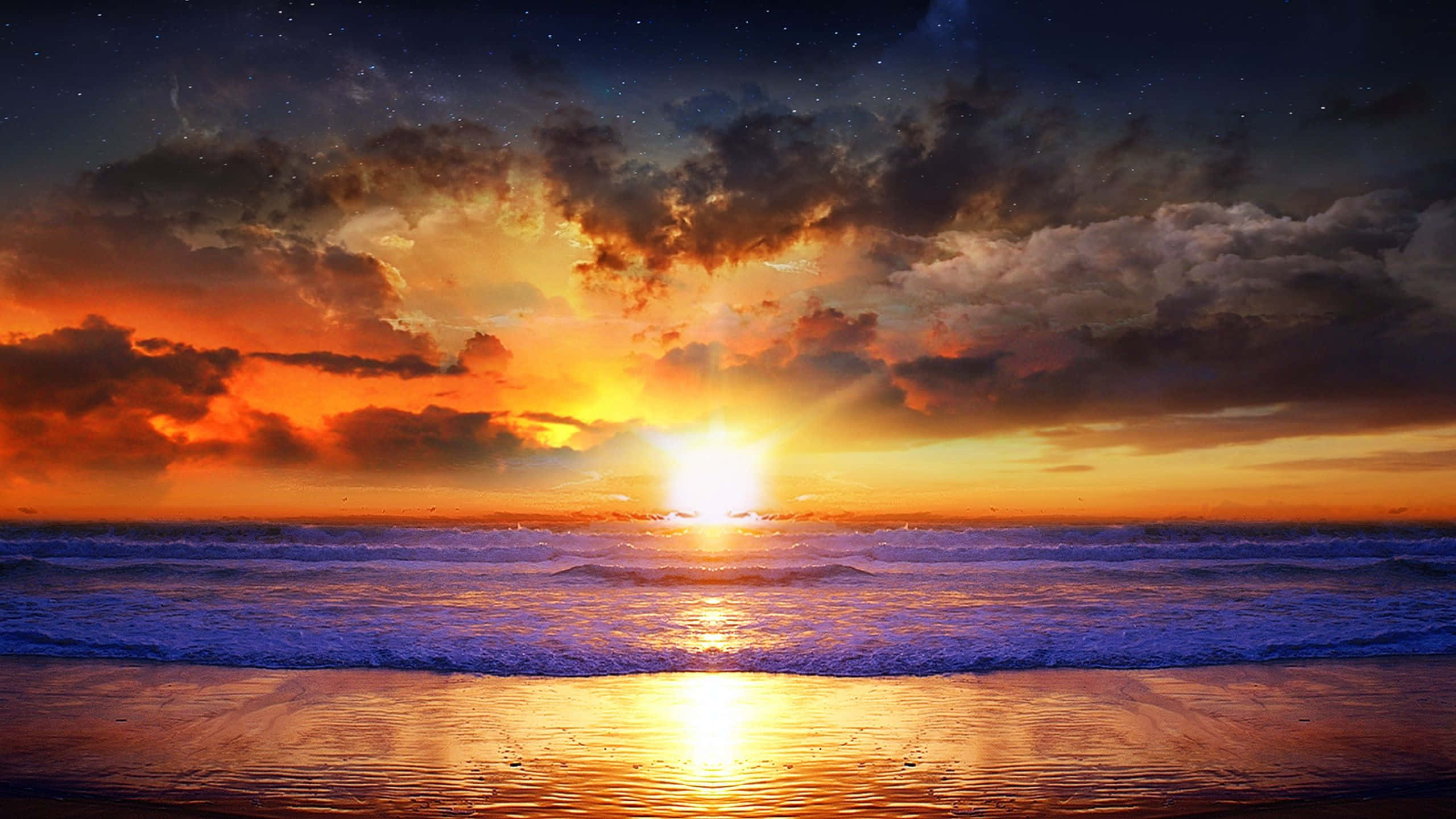 海灘 桌布 壁紙 — 令人嘆為觀止的海上日落，火紅的橙色雲彩與繁星點點的夜空融為一體，形成閃爍的地平線。