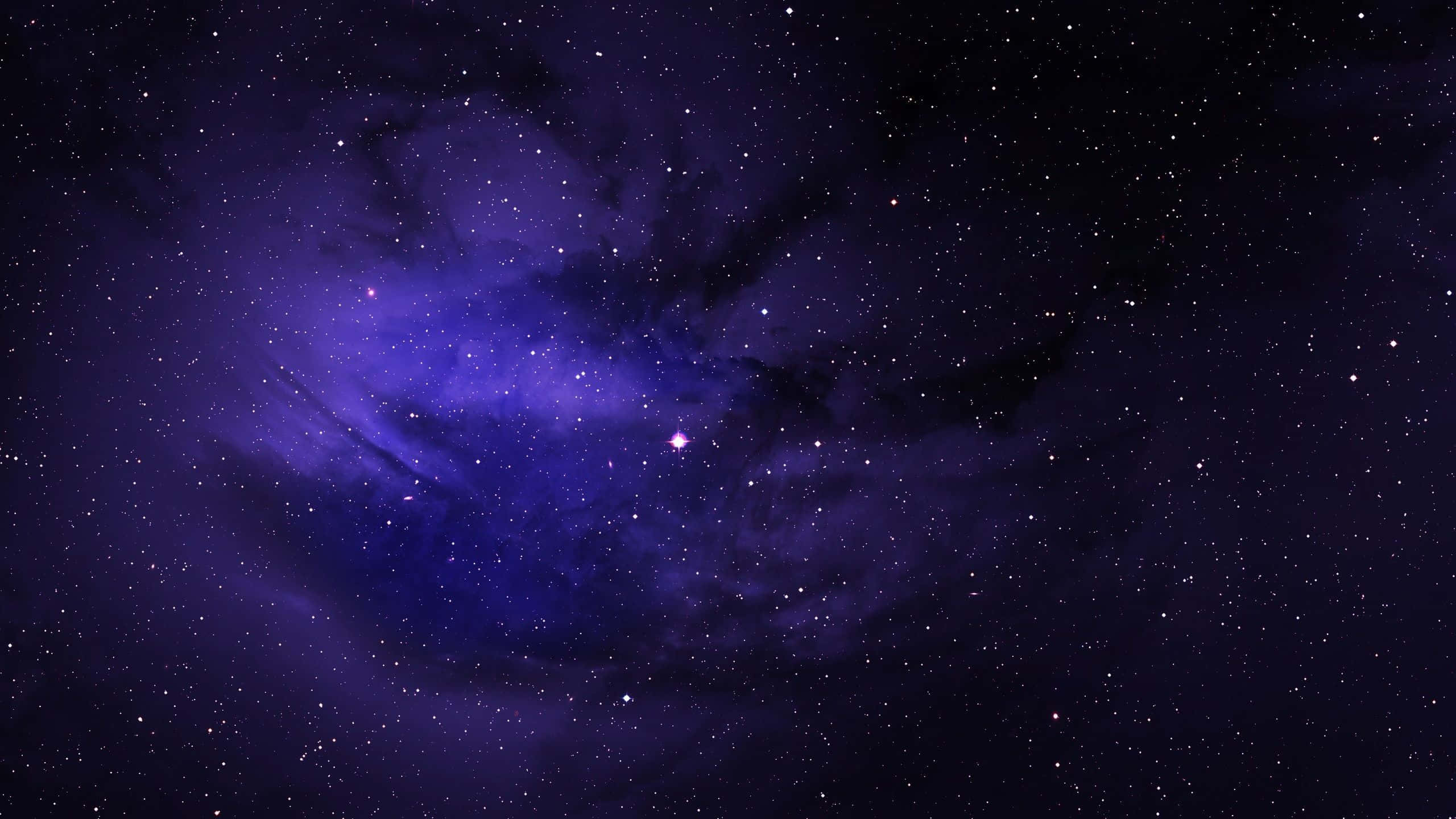 Starry Night Sky 桌布 壁紙 — 令人嘆為觀止的深紫色星雲，在黑暗的宇宙背景下閃爍著星光。