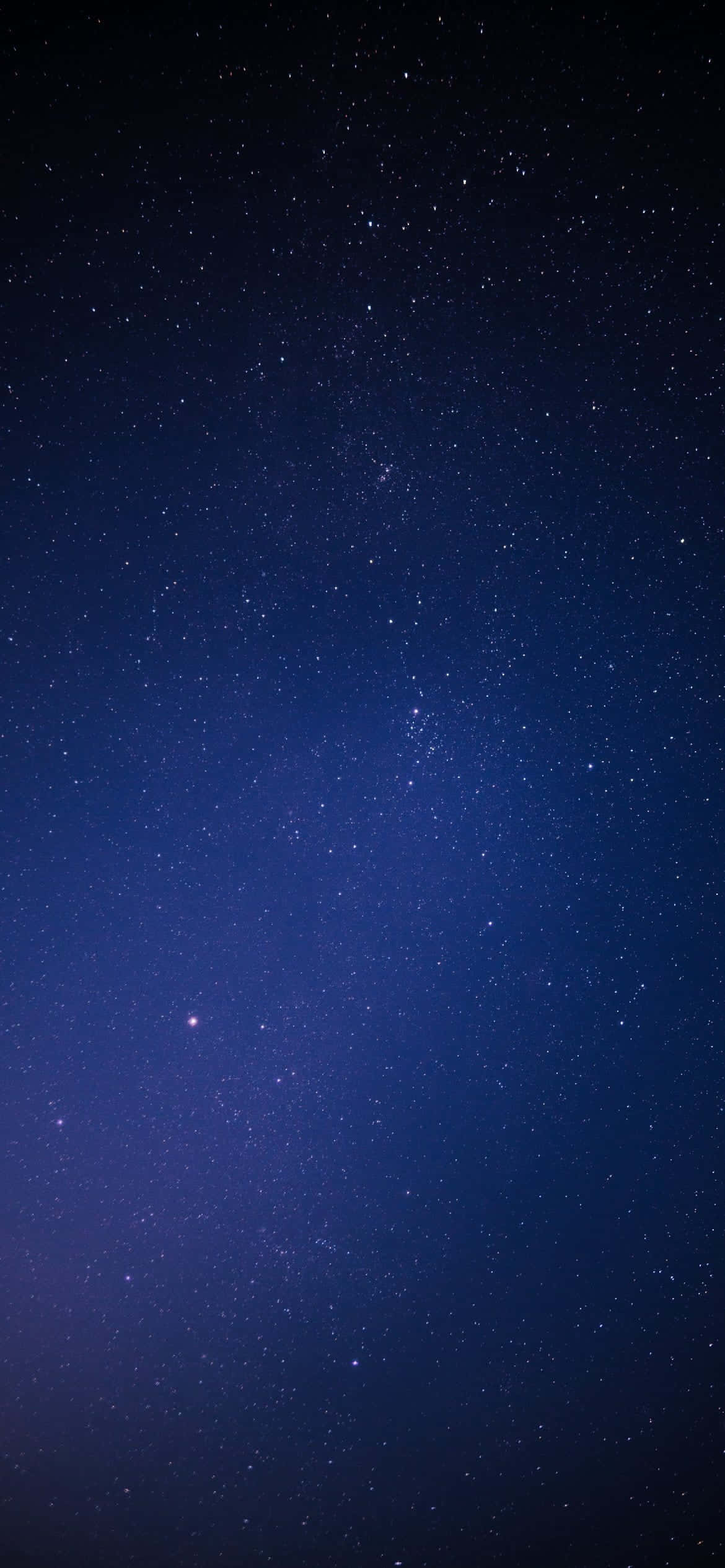 桌布 壁紙 — 令人嘆為觀止的深藍色夜空，充滿了無數閃爍的星星和微妙的銀河光芒。