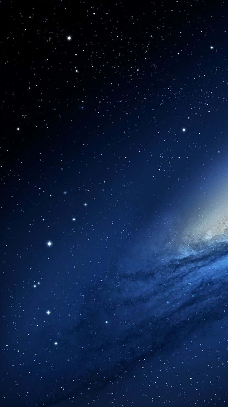 Blue iPhone Xr 桌布 壁紙 — 令人嘆為觀止的深藍色夜空，充滿無數星星和發光的螺旋星系。