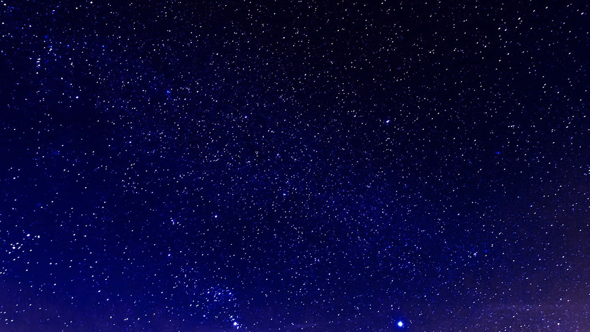 Blue Star 桌布 壁紙 — 令人嘆為觀止的深藍色夜空，密密麻麻佈滿閃爍的星星和微弱的宇宙塵埃。