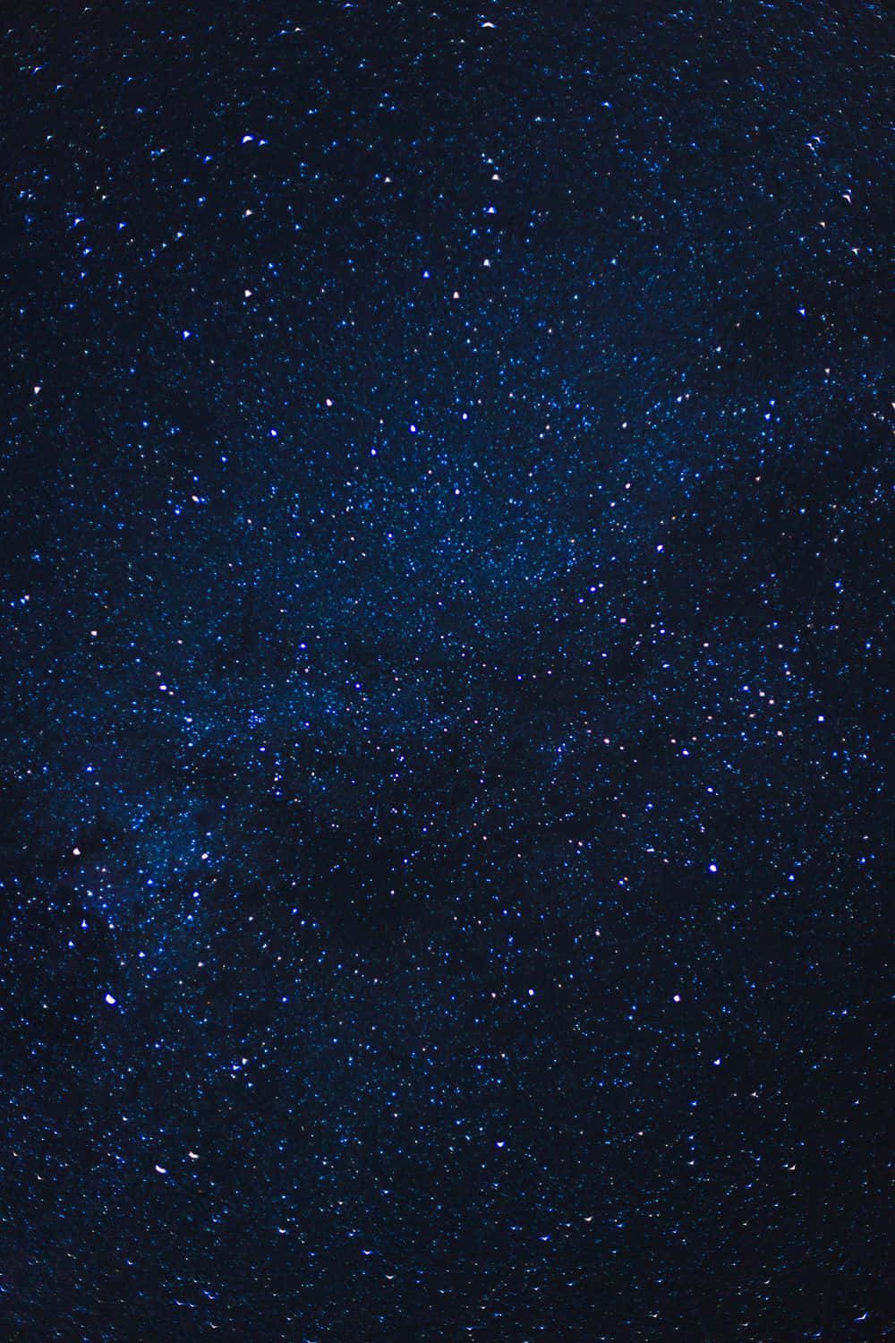 Stars 桌布 壁紙 — 令人嘆為觀止的深藍色夜空，密密麻麻地佈滿閃爍的星星和微妙的宇宙塵埃雲。