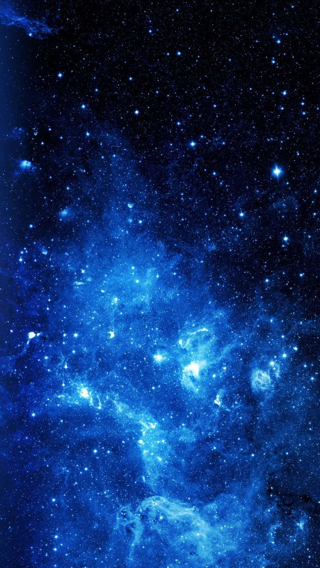 太空 桌布 壁紙 — 令人嘆為觀止的深藍色宇宙星雲景象，在黑暗虛空中閃爍著明亮的星星。