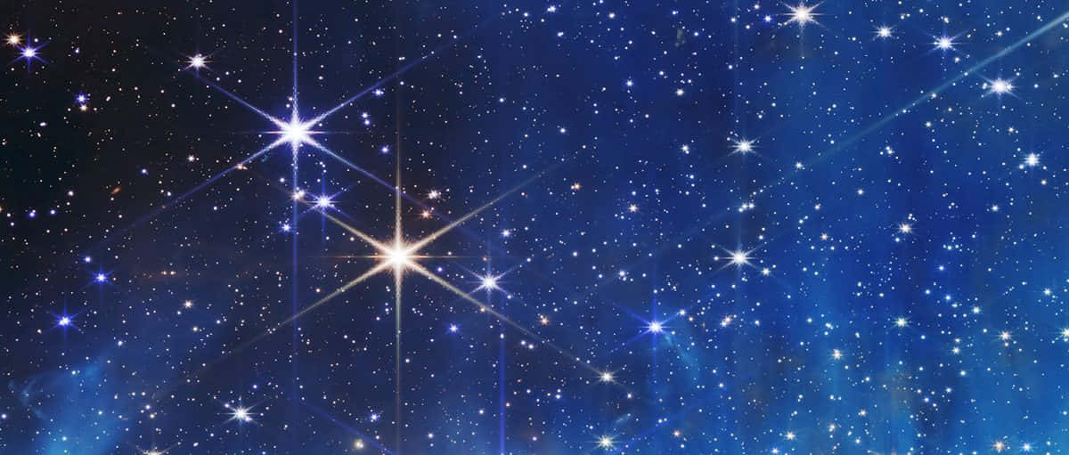 Stars 桌布 壁紙 — 令人嘆為觀止的深藍色星場，閃爍的星星和宇宙塵埃在夜空中發光。