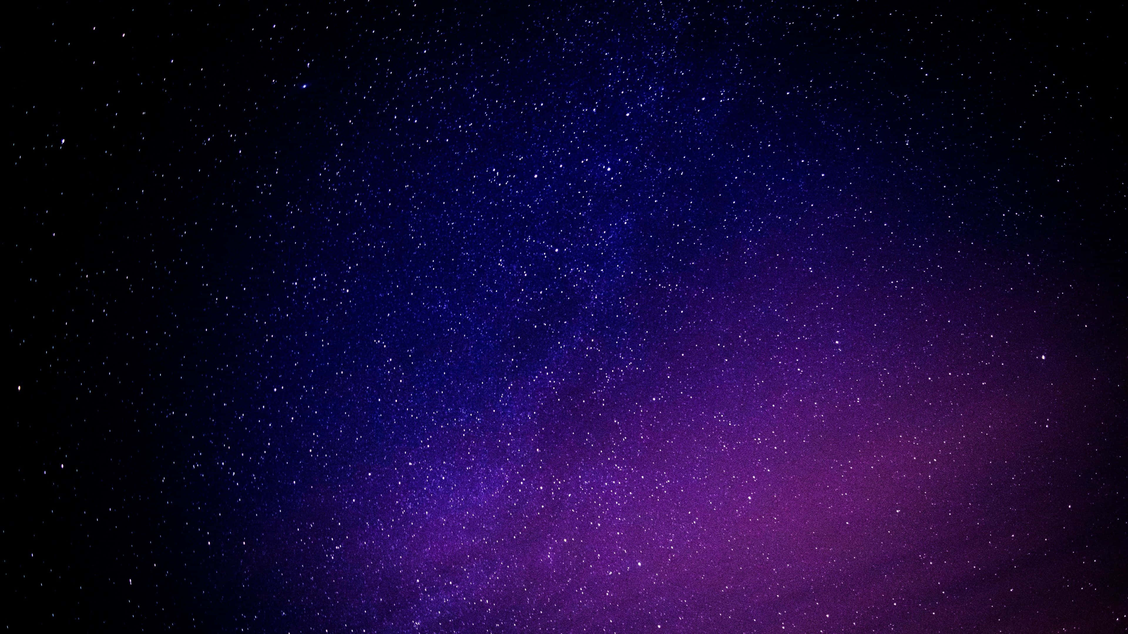 桌布 壁紙 — 令人嘆為觀止的漸變夜空，從深藍色過渡到充滿活力的紫色，點綴著無數閃爍的星星。
