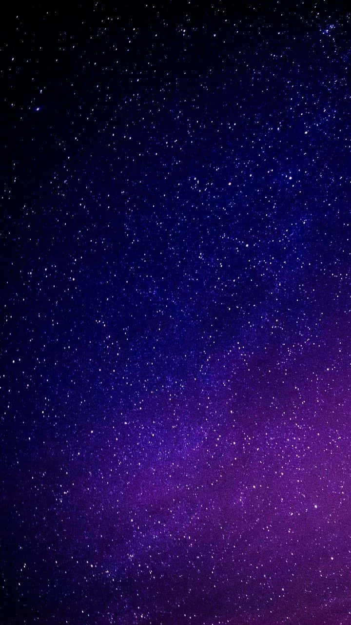 Galaxy Sky 桌布 壁紙 — 令人嘆為觀止的漸變夜空，從深靛藍過渡到充滿活力的紫色，點綴著無數閃爍的星星。