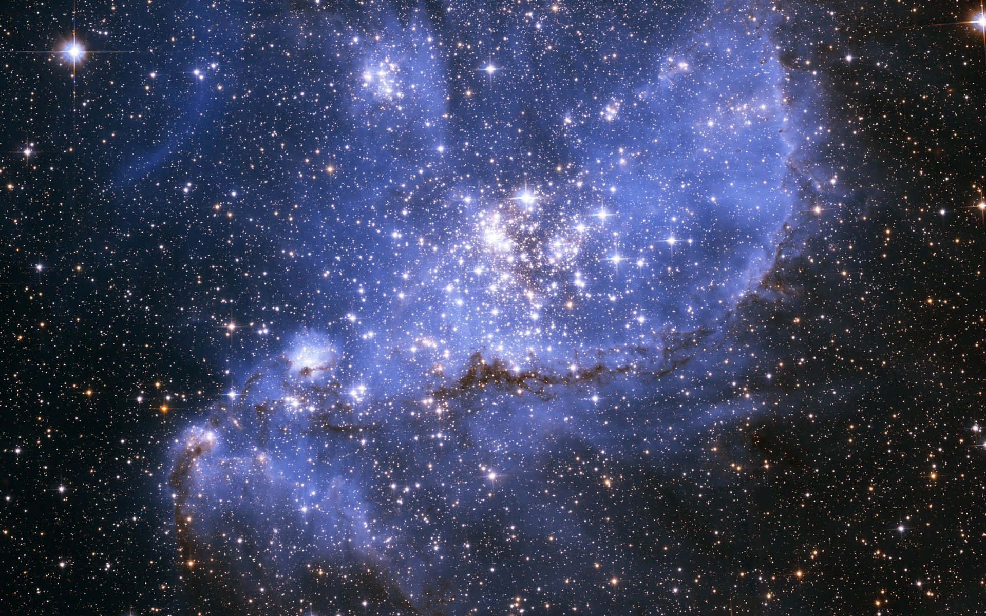 Galaxy Stars 桌布 壁紙 — 令人嘆為觀止的發光藍色星雲景觀，充滿無數閃爍的星星，背景是深邃的黑色宇宙。