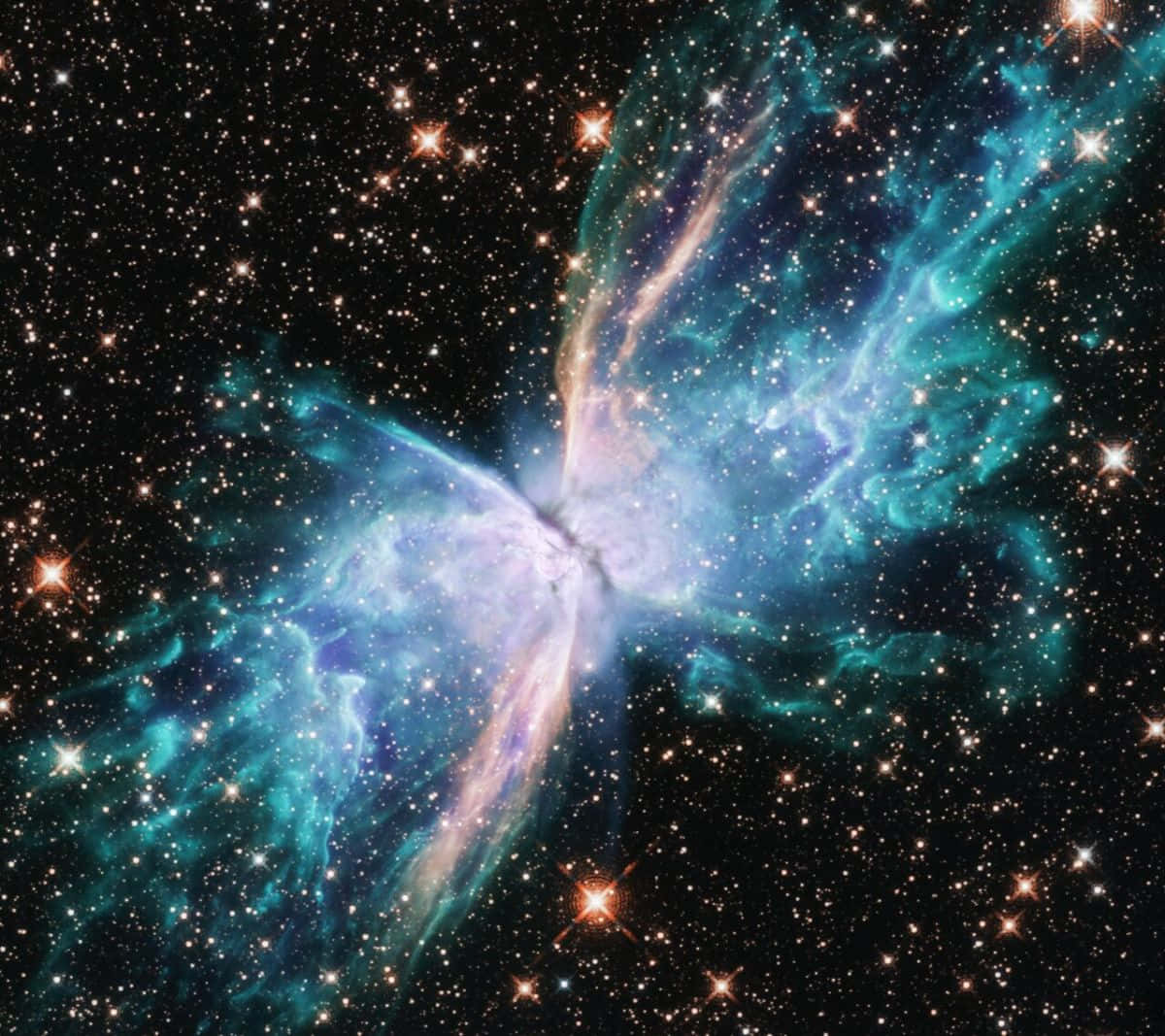 Planetary Nebula 桌布 壁紙 — 令人嘆為觀止的蝴蝶星雲景色，在星空中閃爍著藍綠色和薰衣草色的卷鬚。