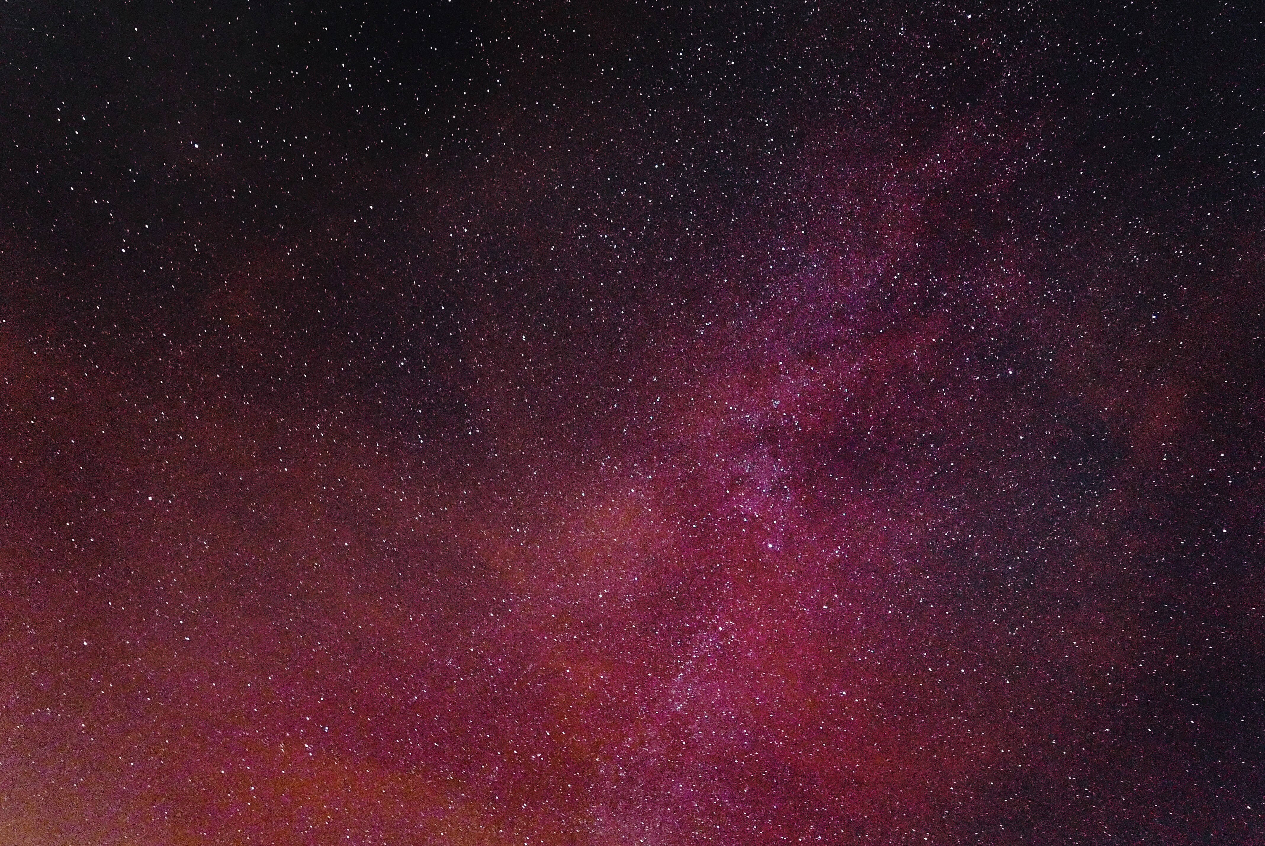 星際大戰 桌布 壁紙 — 令人嘆為觀止的銀河景觀，在繁星點點的夜空中閃耀著充滿活力的洋紅色和深紫色星雲。