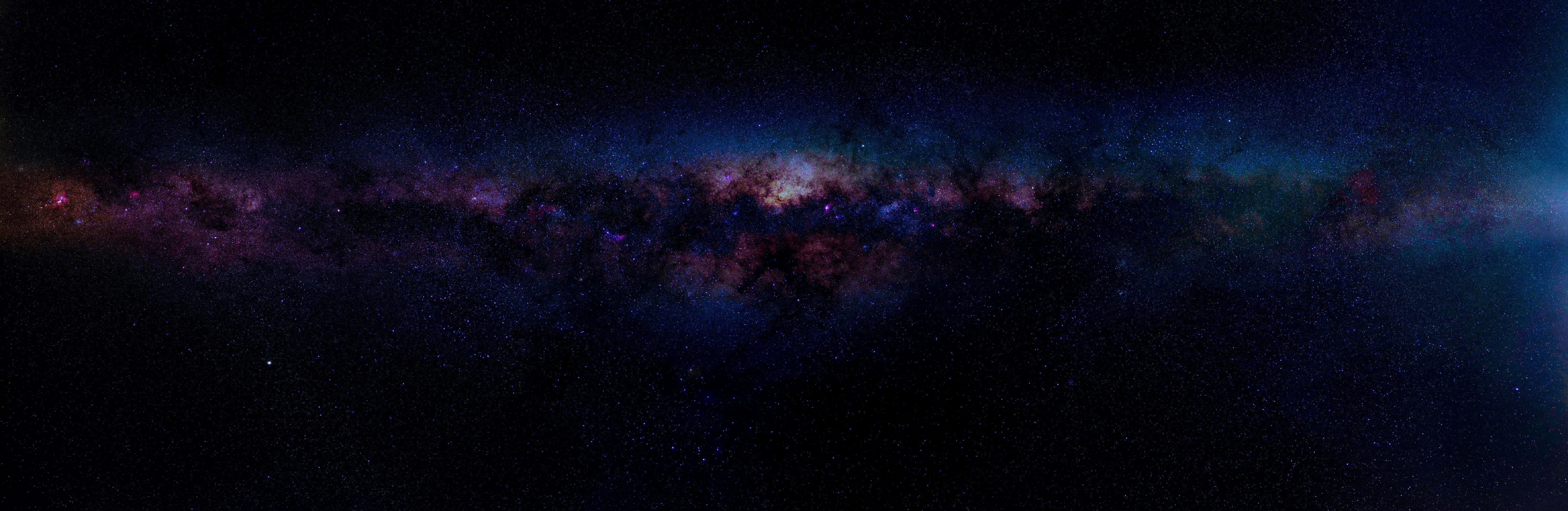 Ultra Wide 桌布 壁紙 — 令人嘆為觀止的銀河系全景，在深邃的黑色天空中閃耀著宇宙塵埃和星星。