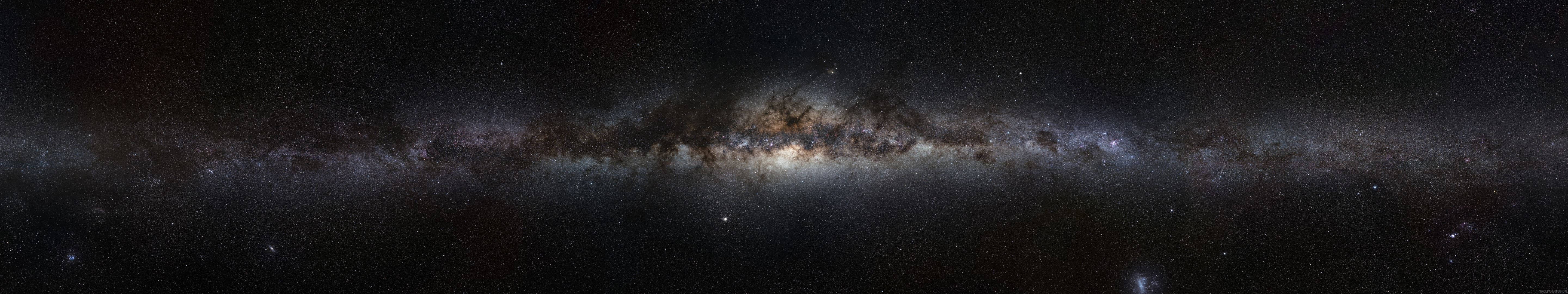 wide 桌布 壁紙 — 令人嘆為觀止的銀河系全景視圖，橫跨充滿恆星和星雲的黑暗宇宙天空。