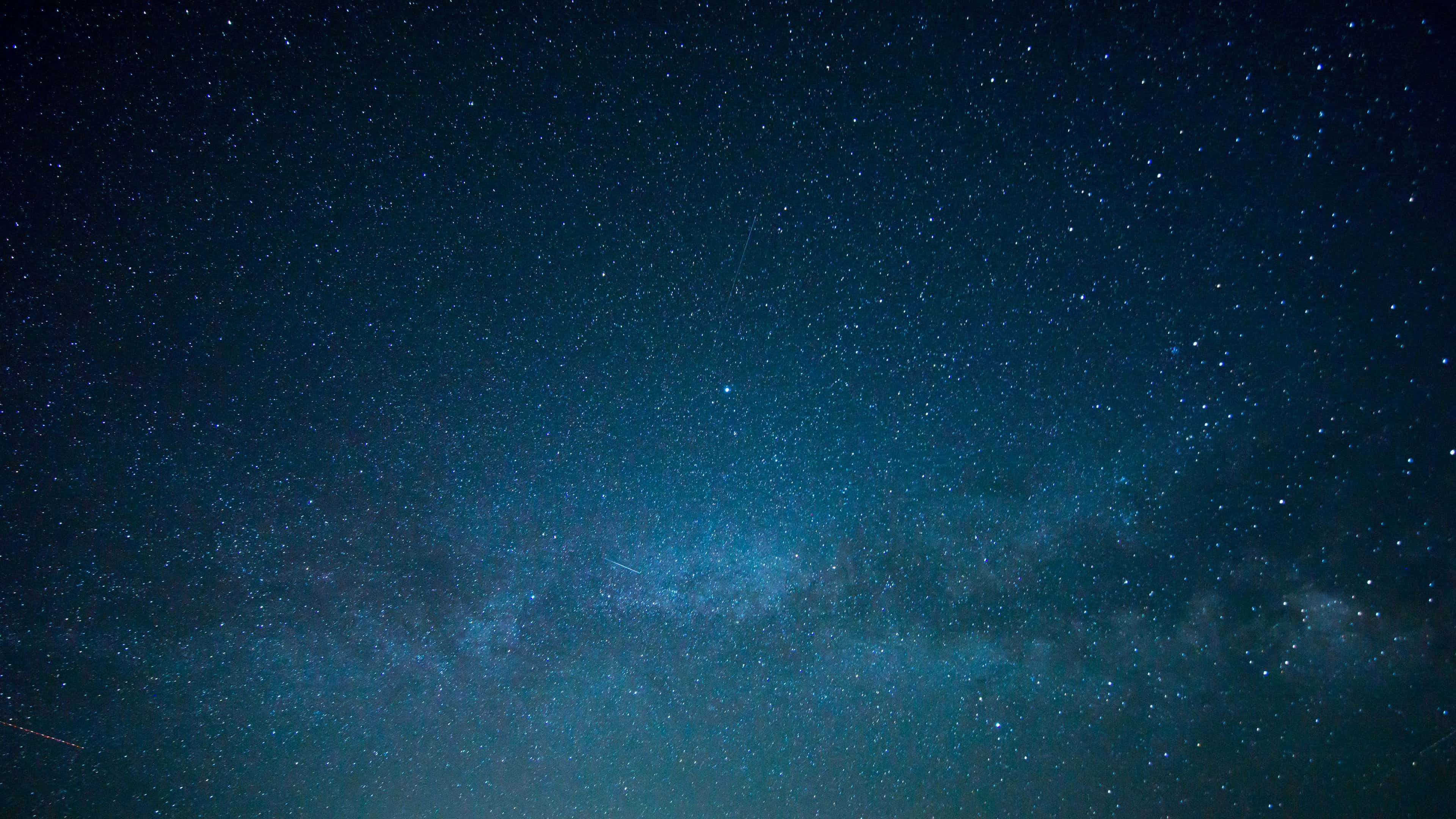 4K 太空 桌布 壁紙 — 令人嘆為觀止的銀河系在深藍色夜空中閃耀，充滿無數星星。