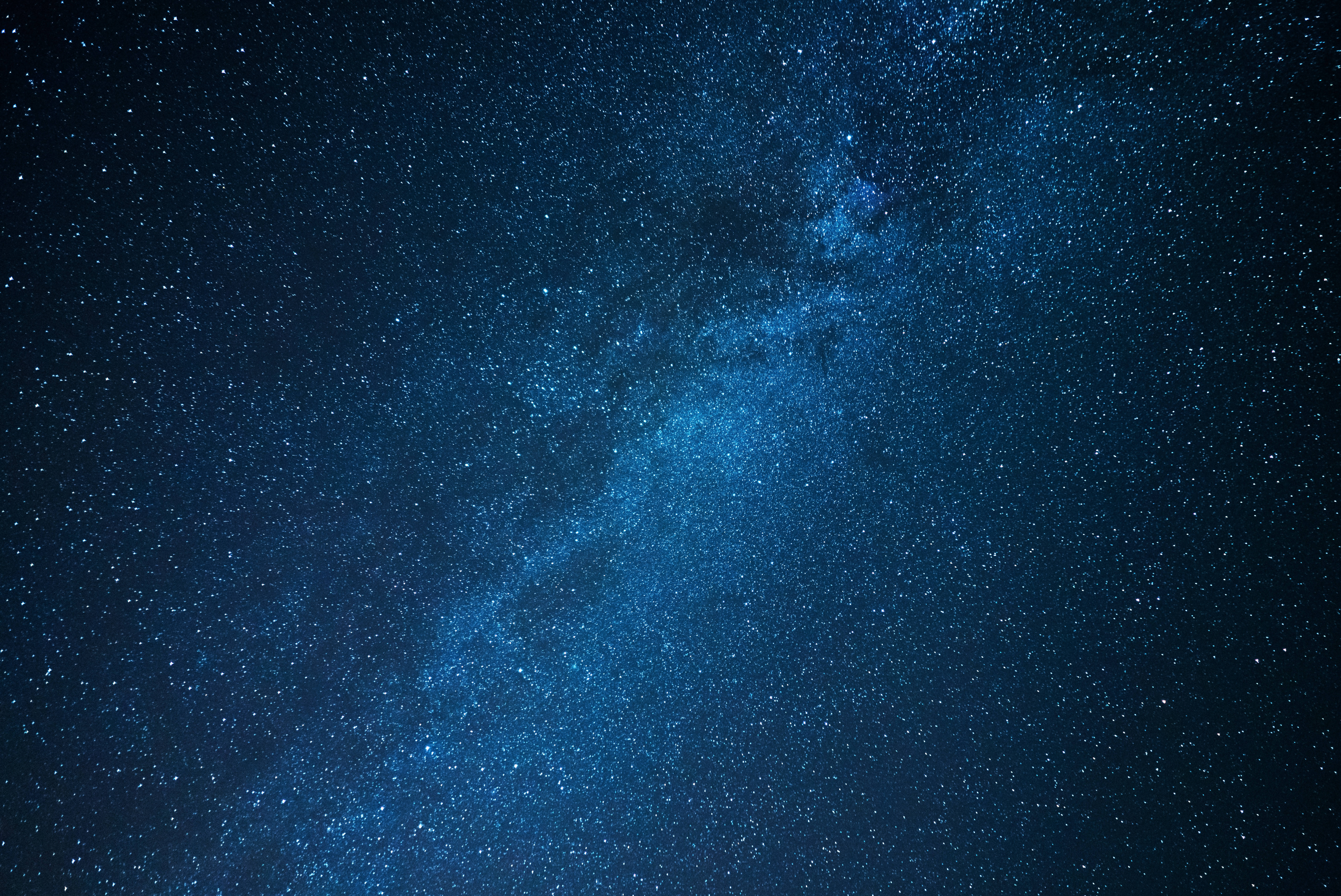 Milky 桌布 壁紙 — 令人嘆為觀止的銀河系景觀，以深藍色調在繁星點點的夜空中閃耀。