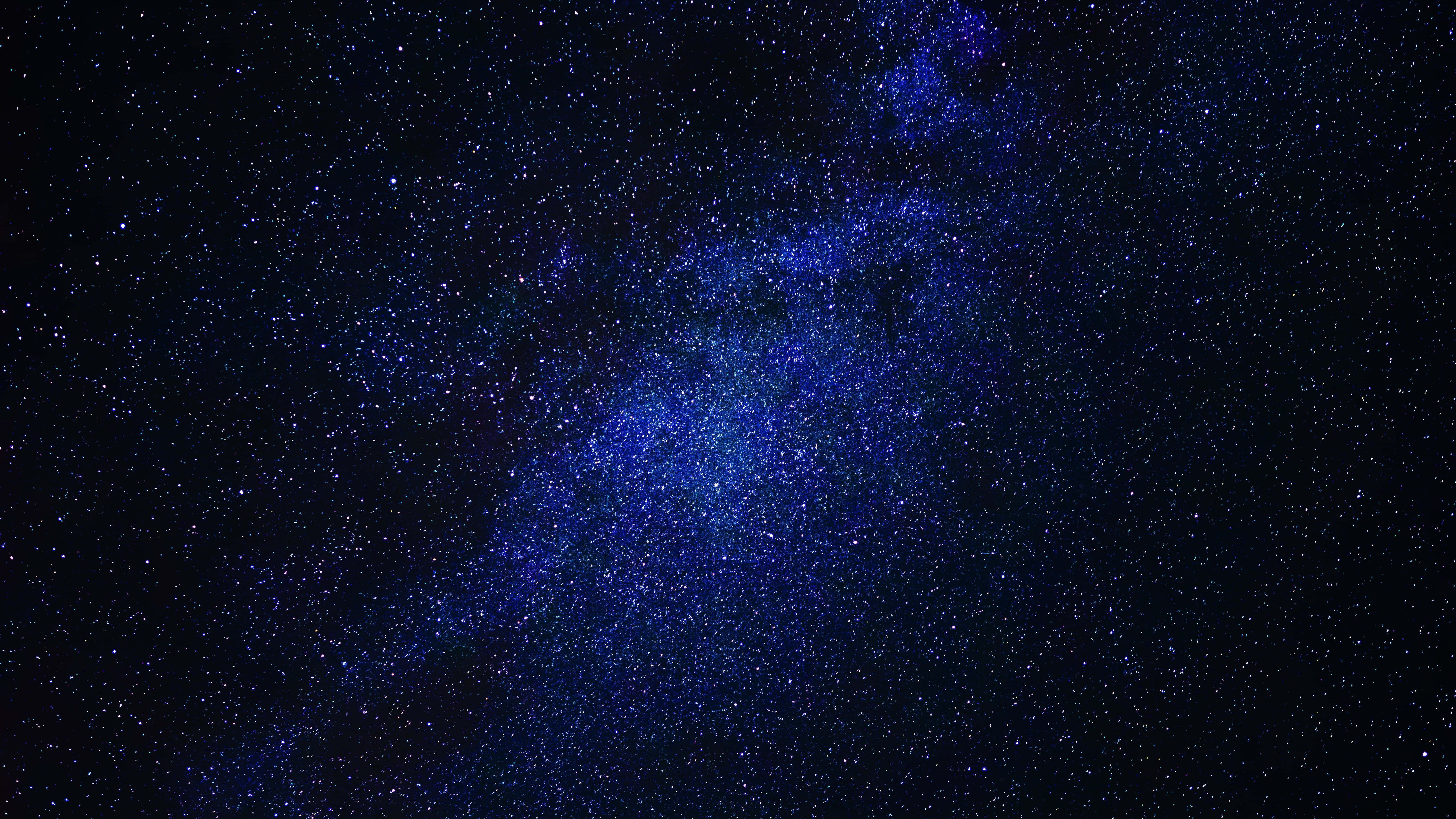 桌布 壁紙 — 令人嘆為觀止的銀河系景觀，在佈滿無數星辰的黑色夜空中閃耀著深藍色光芒。