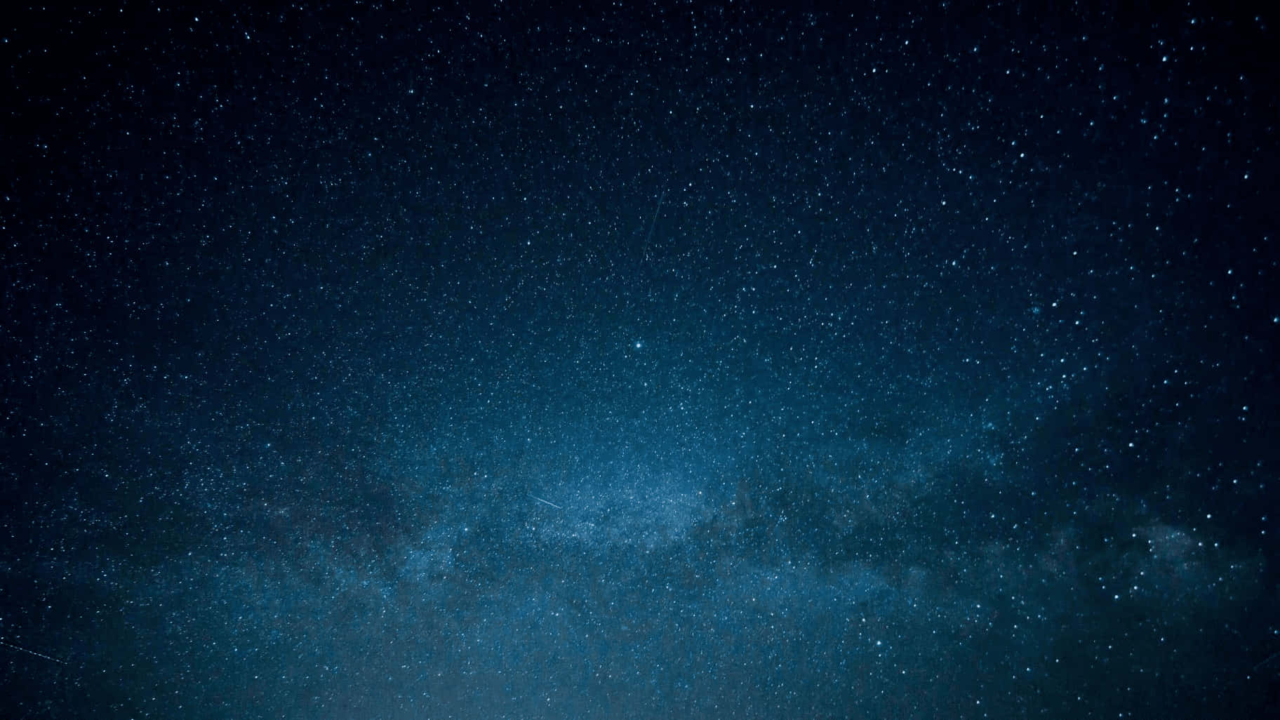 Starry 桌布 壁紙 — 令人嘆為觀止的銀河系景觀，在充滿無數星辰的深藍色夜空中閃耀。