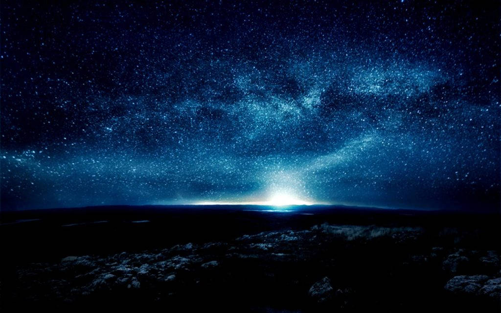 Beautiful Night 桌布 壁紙 — 令人嘆為觀止的銀河系景觀，在夜晚深藍色光芒照耀在黑暗岩石地平線上。