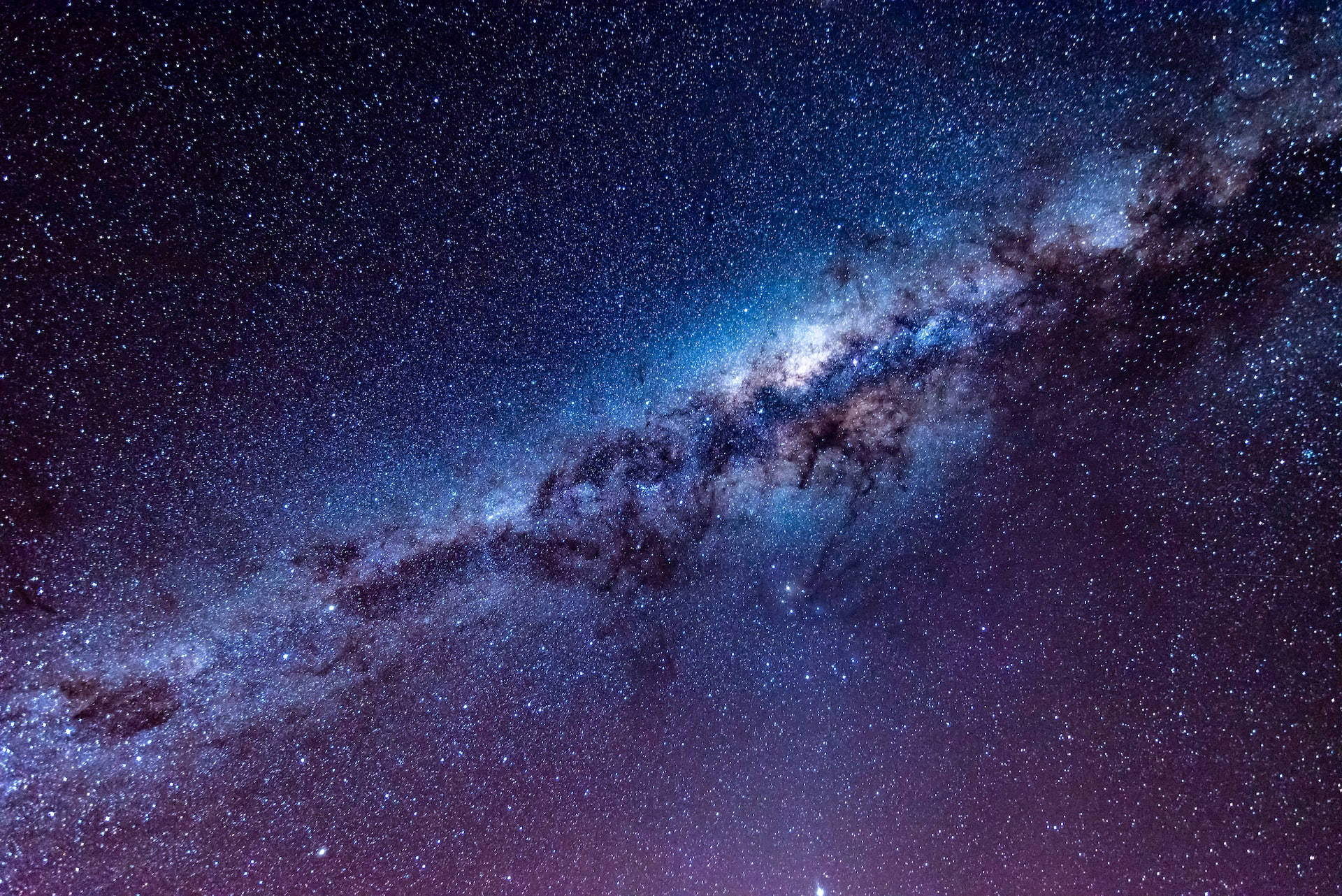 Stars 桌布 壁紙 — 令人嘆為觀止的銀河系景觀，在深藍色和紫色的星空中拱形橫跨。