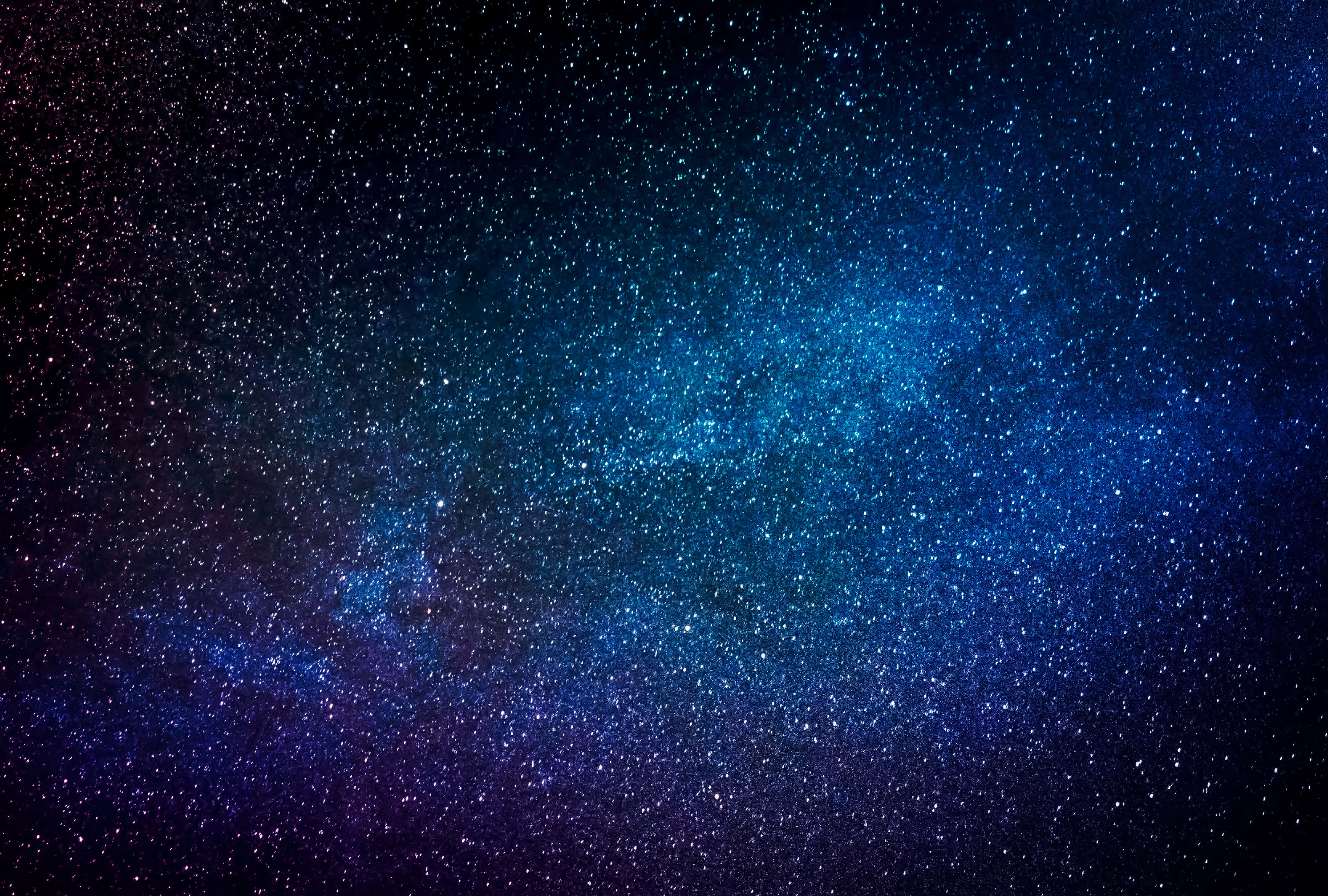 夜空 桌布 壁紙 — 令人嘆為觀止的銀河系景觀，在深藍色和紫色色調中閃耀，襯托著繁星點點的夜空。