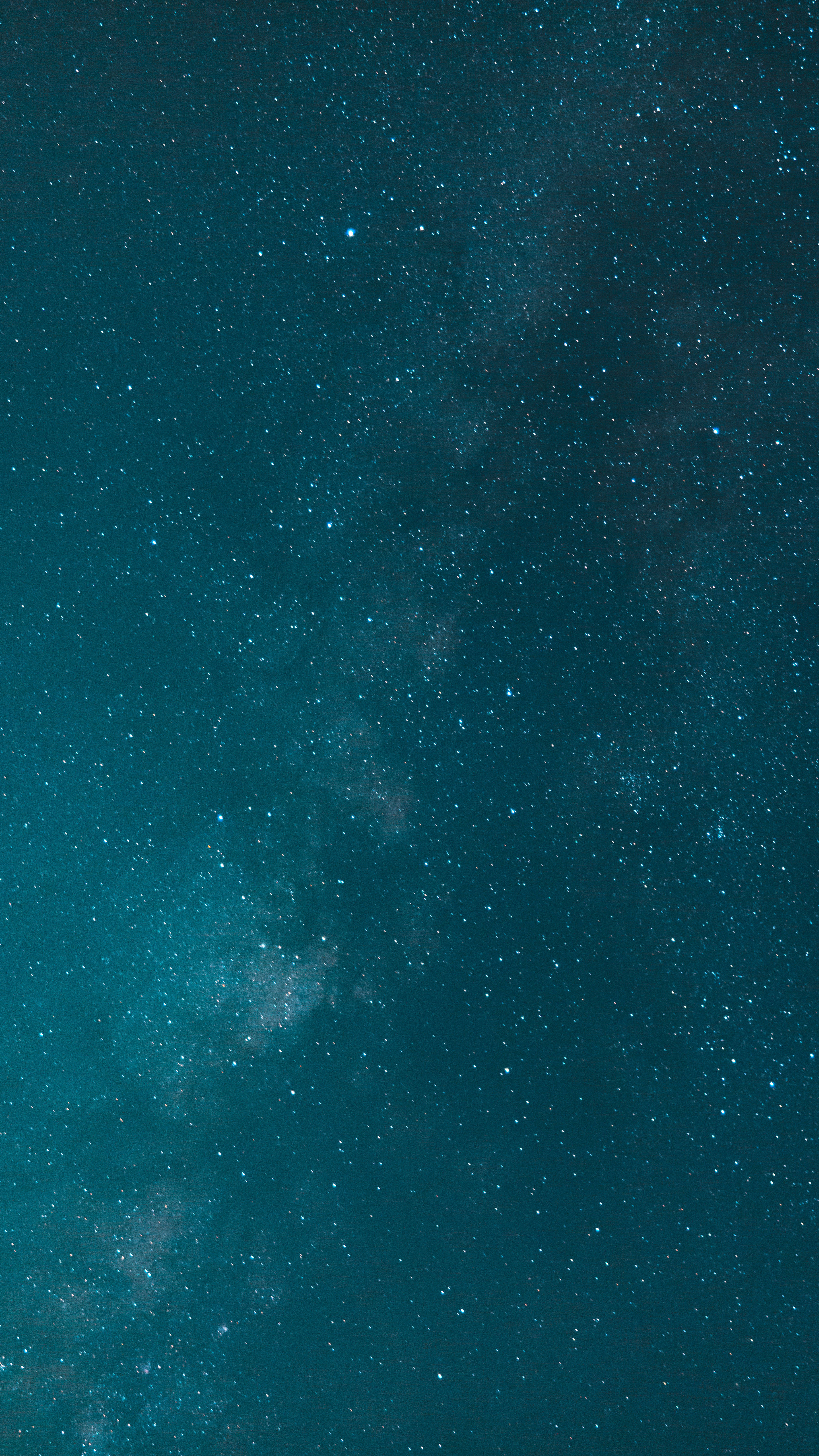 Pastel Teal 桌布 壁紙 — 令人嘆為觀止的銀河系景觀，在深藍綠色宇宙背景下閃爍著無數星星。