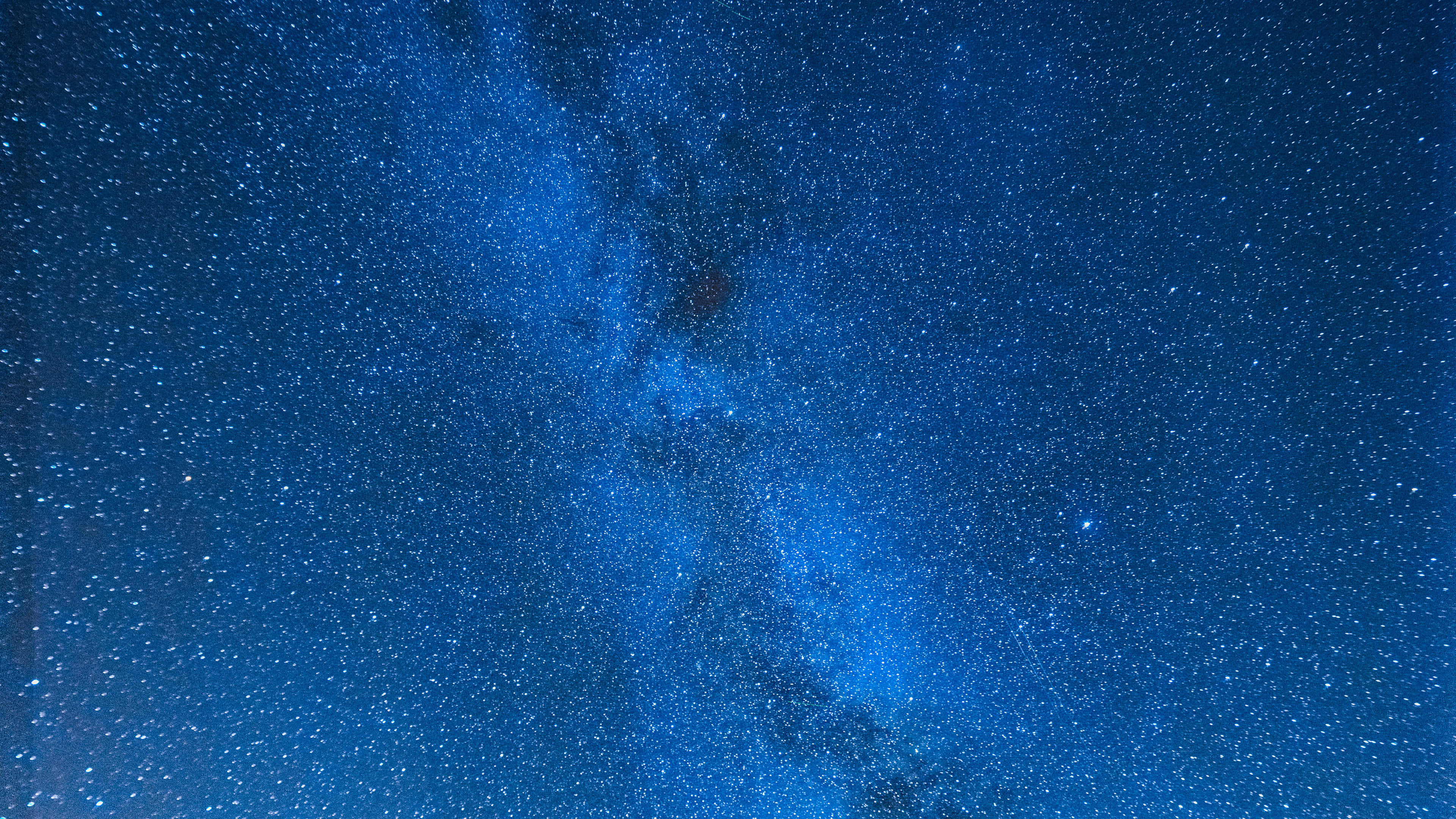Star Sky 桌布 壁紙 — 令人嘆為觀止的銀河系景觀，在深藍色中閃耀著無數星星和宇宙塵埃。