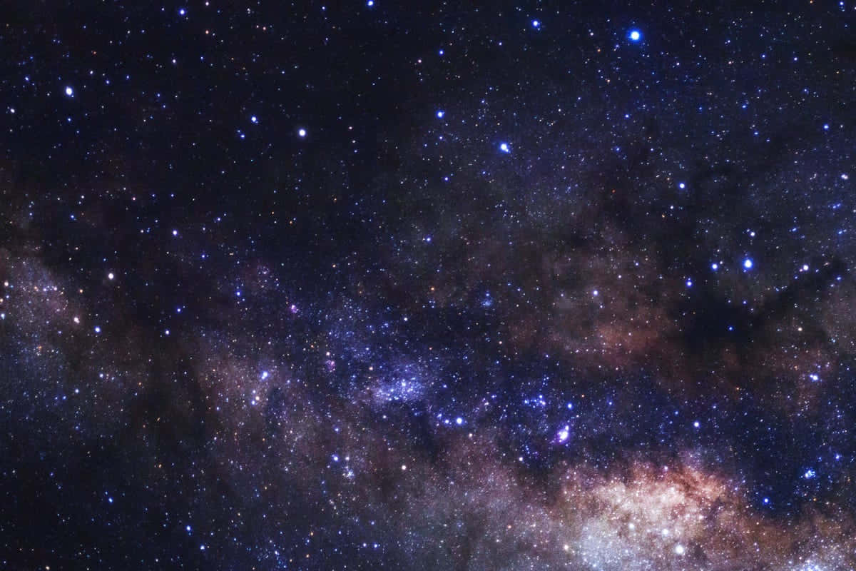 太空 桌布 壁紙 — 令人嘆為觀止的銀河系景觀，在深邃的宇宙夜空中閃耀著充滿活力的紫色和橙色星雲。