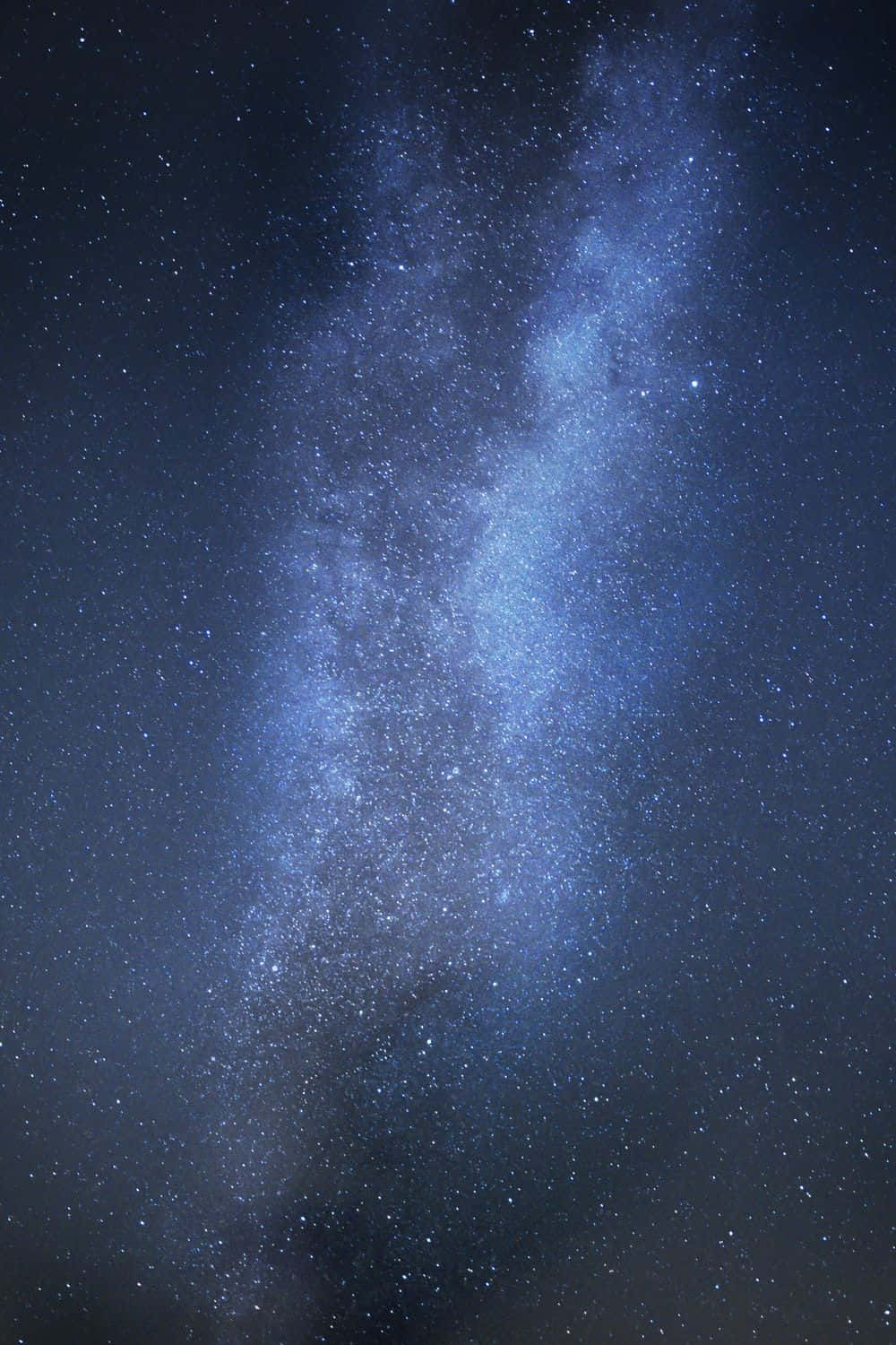 Stars 桌布 壁紙 — 令人嘆為觀止的銀河系景觀，在深邃的夜空背景下散發出鮮豔的藍色光芒，點綴著無數星星。