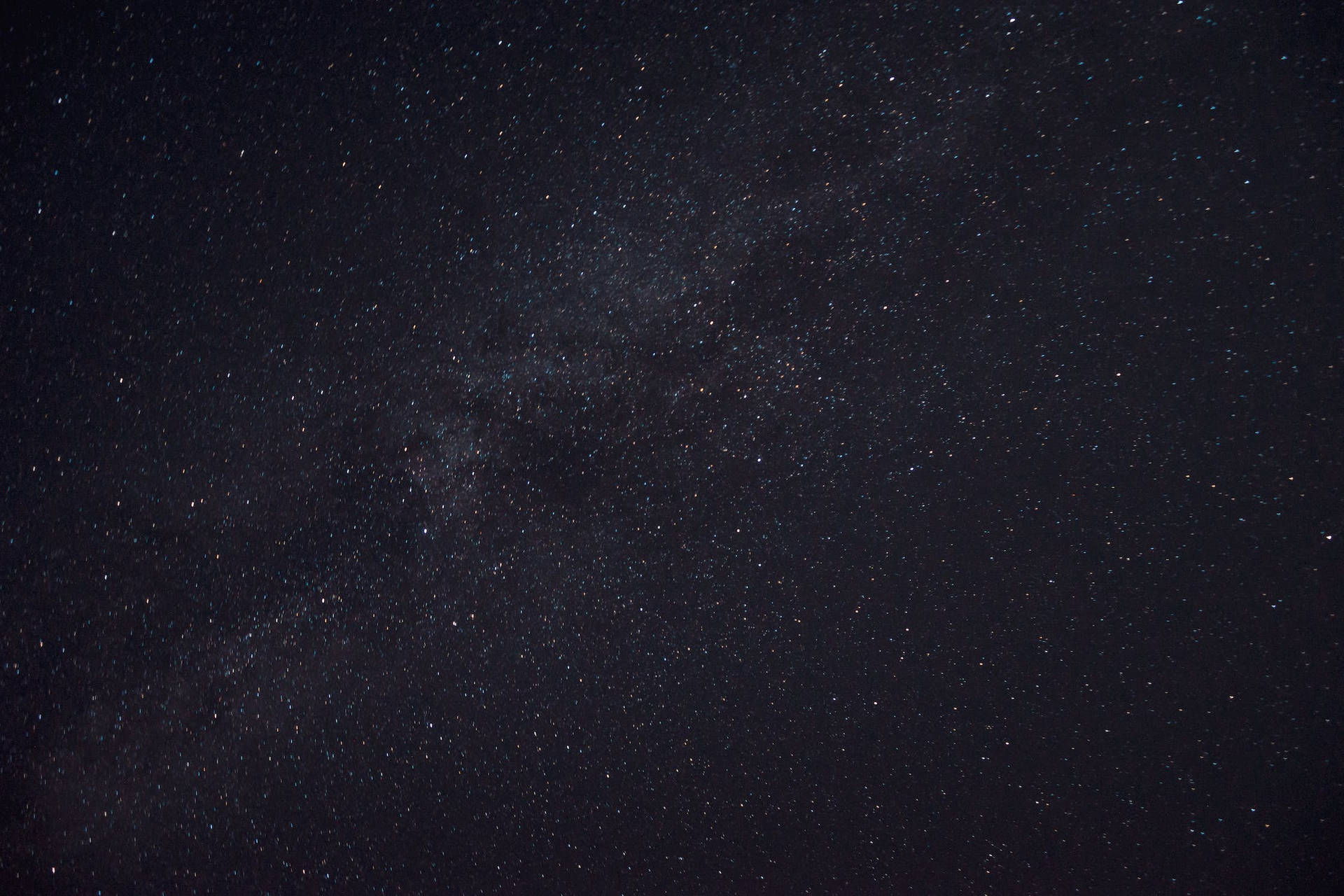 黑暗夜空中有無數星星的銀河系