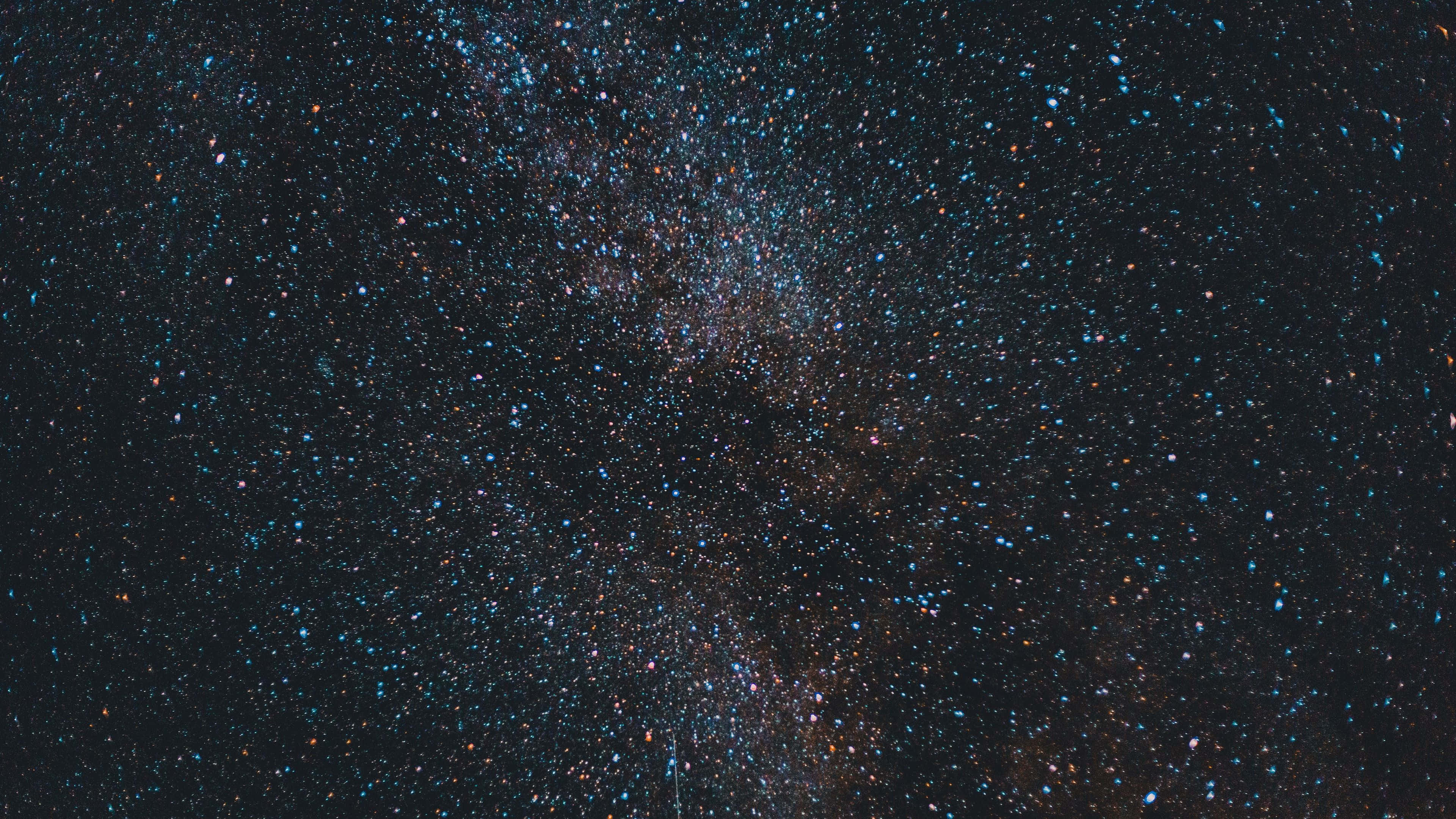 4K 太空 桌布 壁紙 — 令人嘆為觀止的銀河系景觀，在深邃的黑色天空中閃爍著無數恆星和宇宙塵埃。