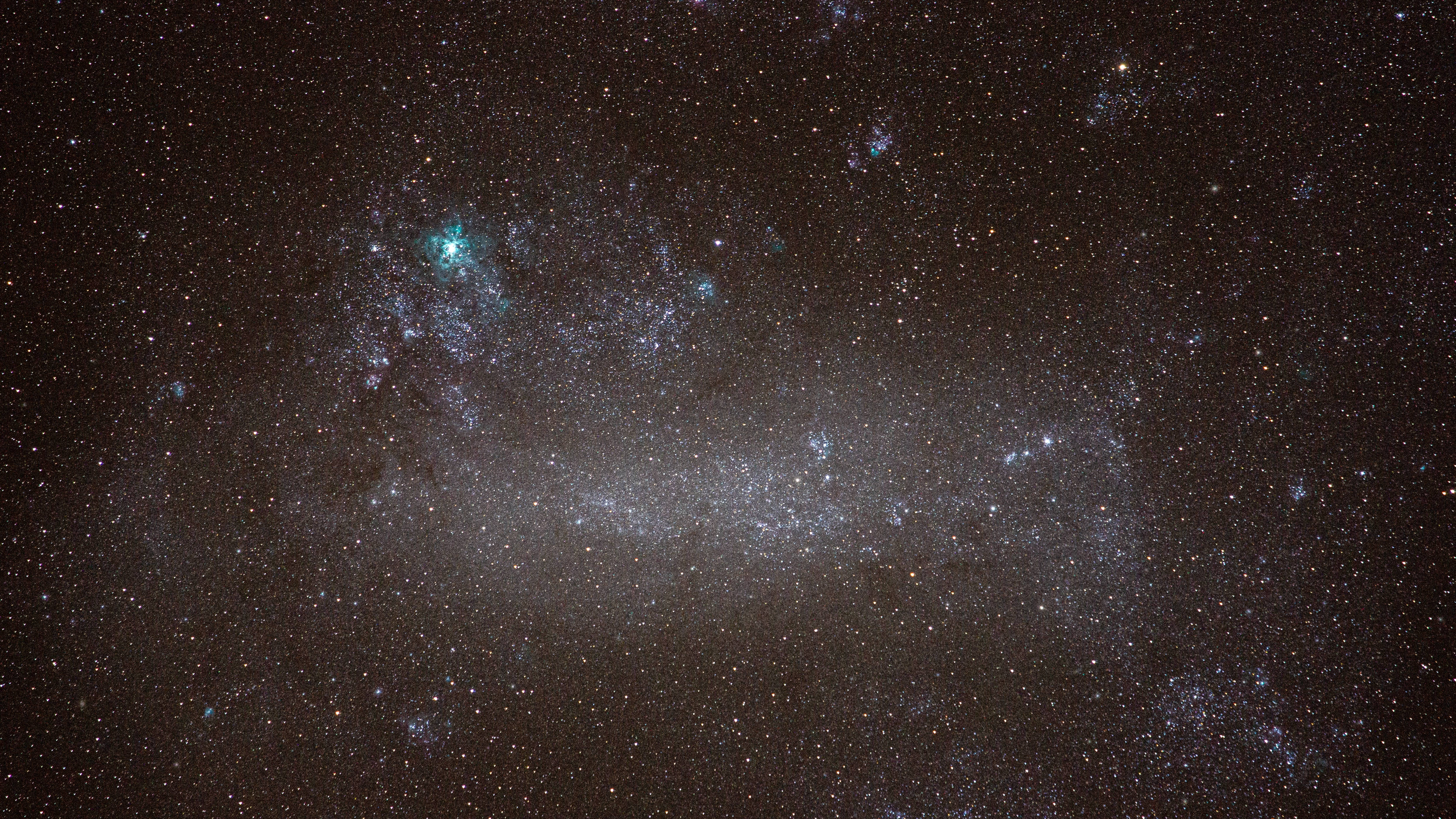星雲 桌布 壁紙 — 令人嘆為觀止的銀河系景觀，在深邃的黑色天空中閃爍著無數恆星和宇宙塵埃。