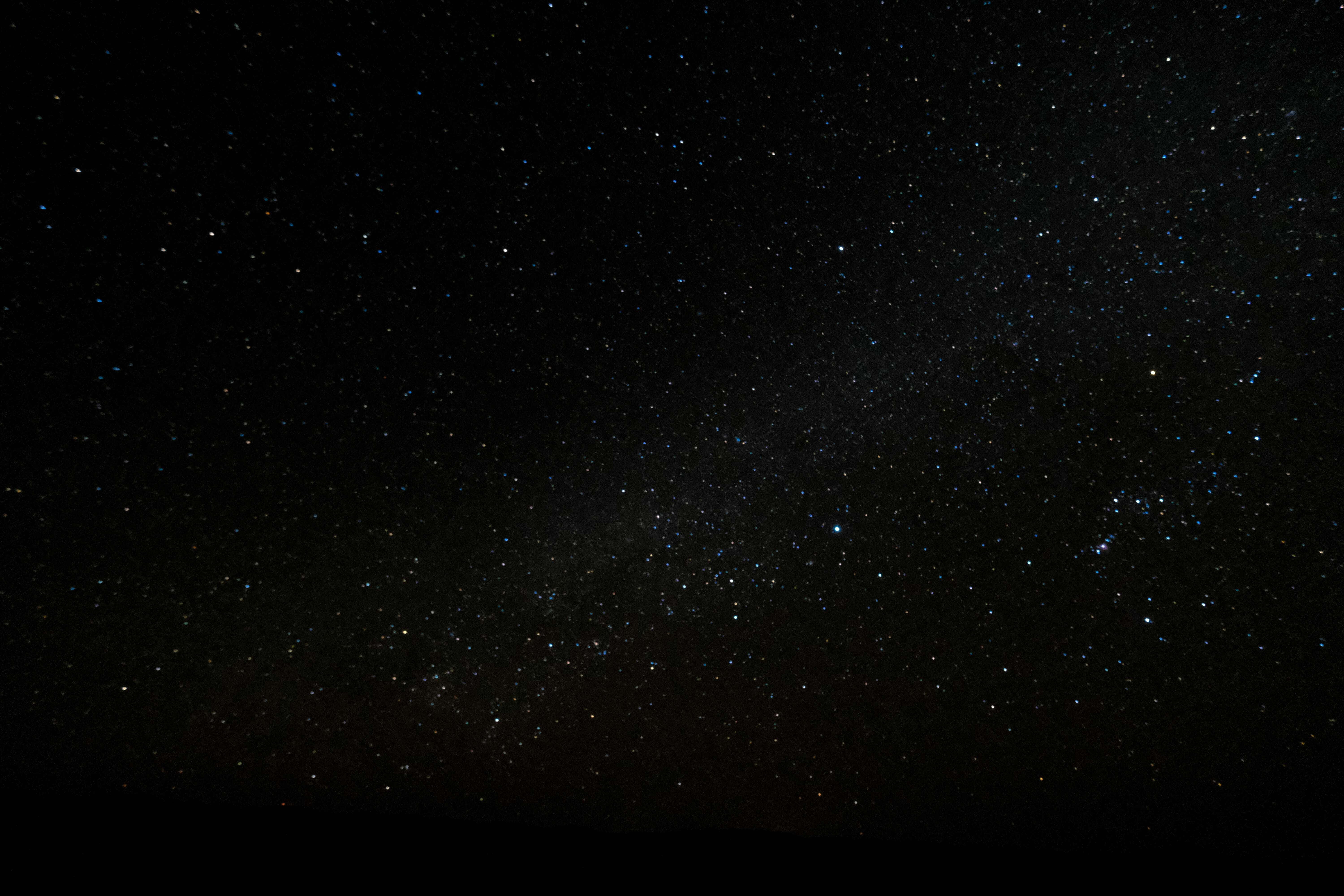 Dark Sky 桌布 壁紙 — 令人嘆為觀止的銀河系景觀，在深邃的黑色夜空中閃爍著無數星辰。