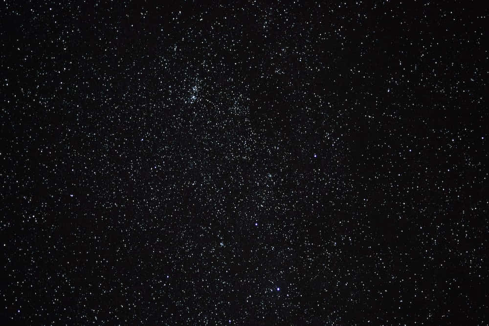 太空 桌布 壁紙 — 令人嘆為觀止的銀河系景觀，在深邃的黑色夜空中閃爍著無數星辰。