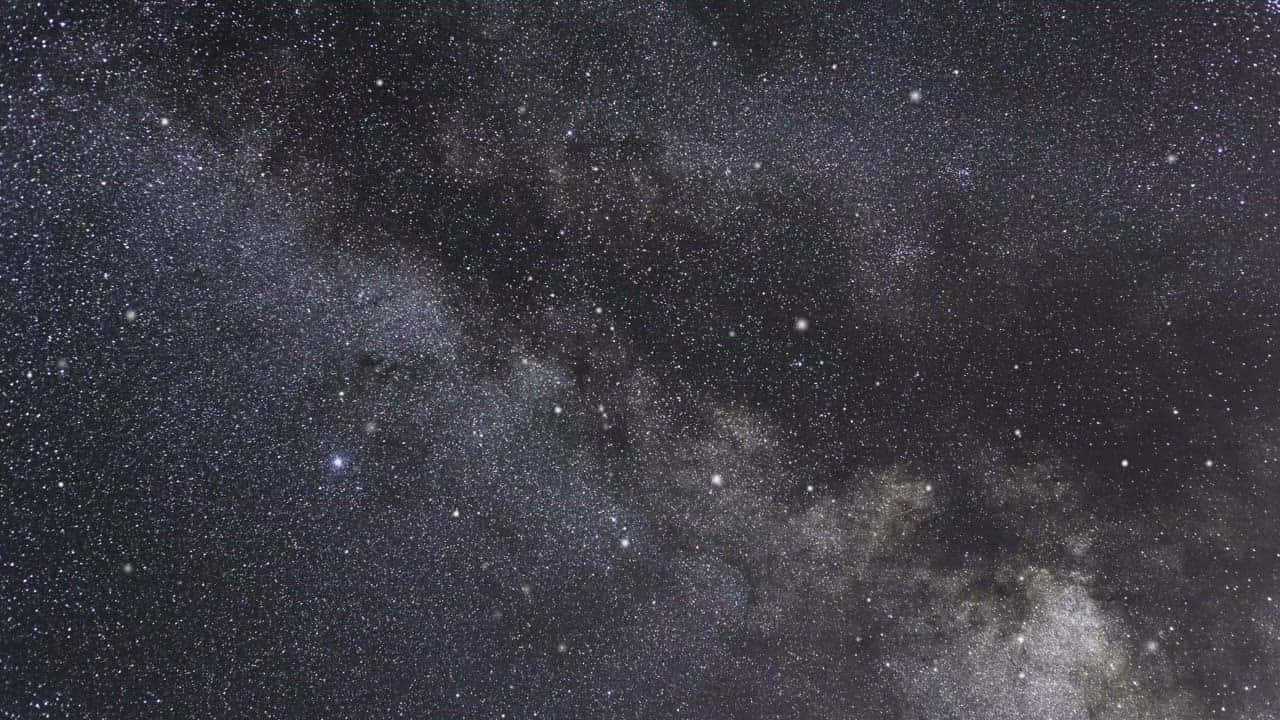 太空 桌布 壁紙 — 令人嘆為觀止的銀河系景觀，在深邃的黑色天空中閃爍著無數的恆星和宇宙塵埃。