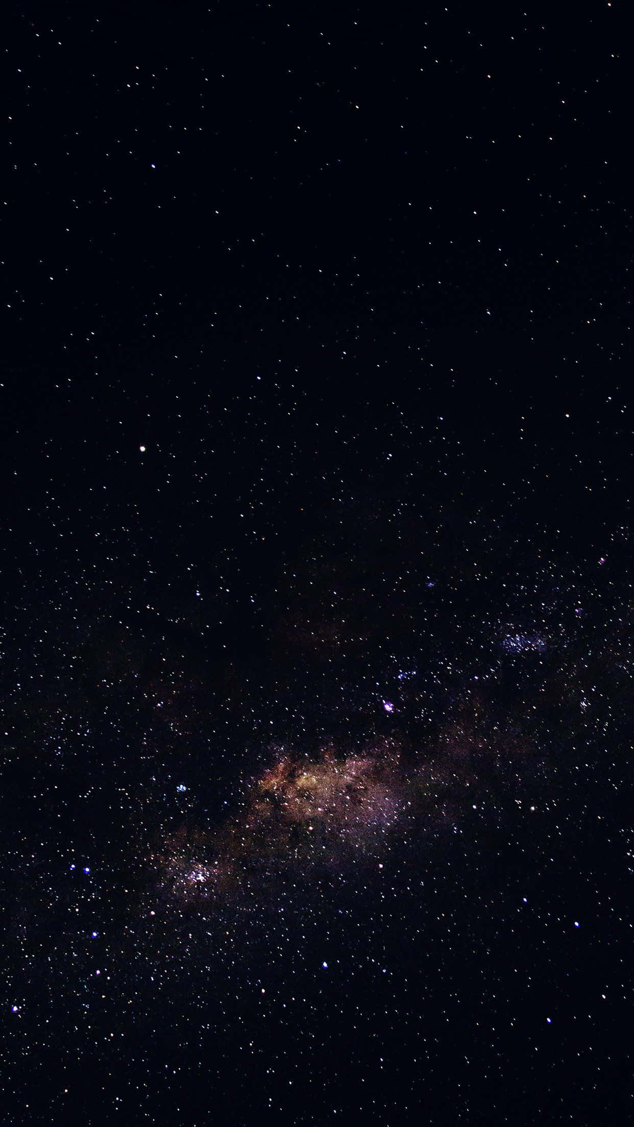 Dark Sky 桌布 壁紙 — 令人嘆為觀止的銀河系景觀，在深邃的黑色天空中閃爍著紫色和金色的色調，充滿了無數的星星。