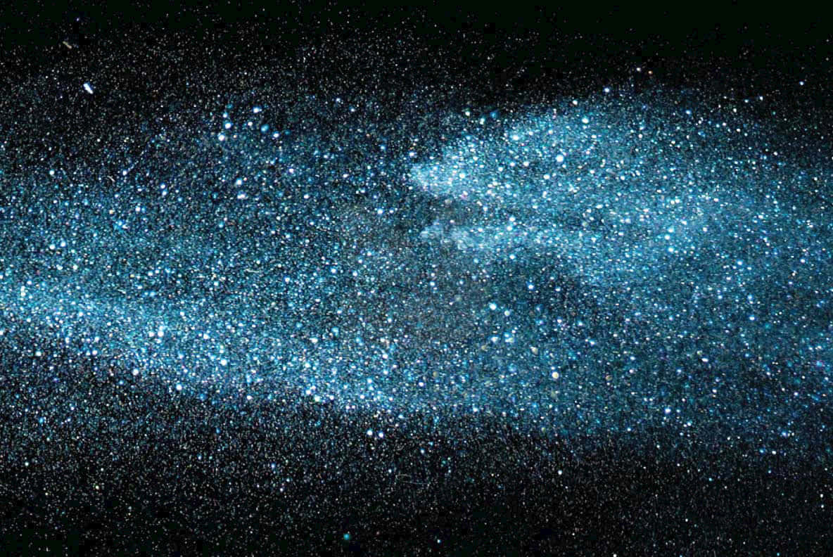 Stars 桌布 壁紙 — 令人嘆為觀止的銀河系景觀，在深邃的黑色虛空中閃耀著充滿活力的藍色恆星和宇宙塵埃。