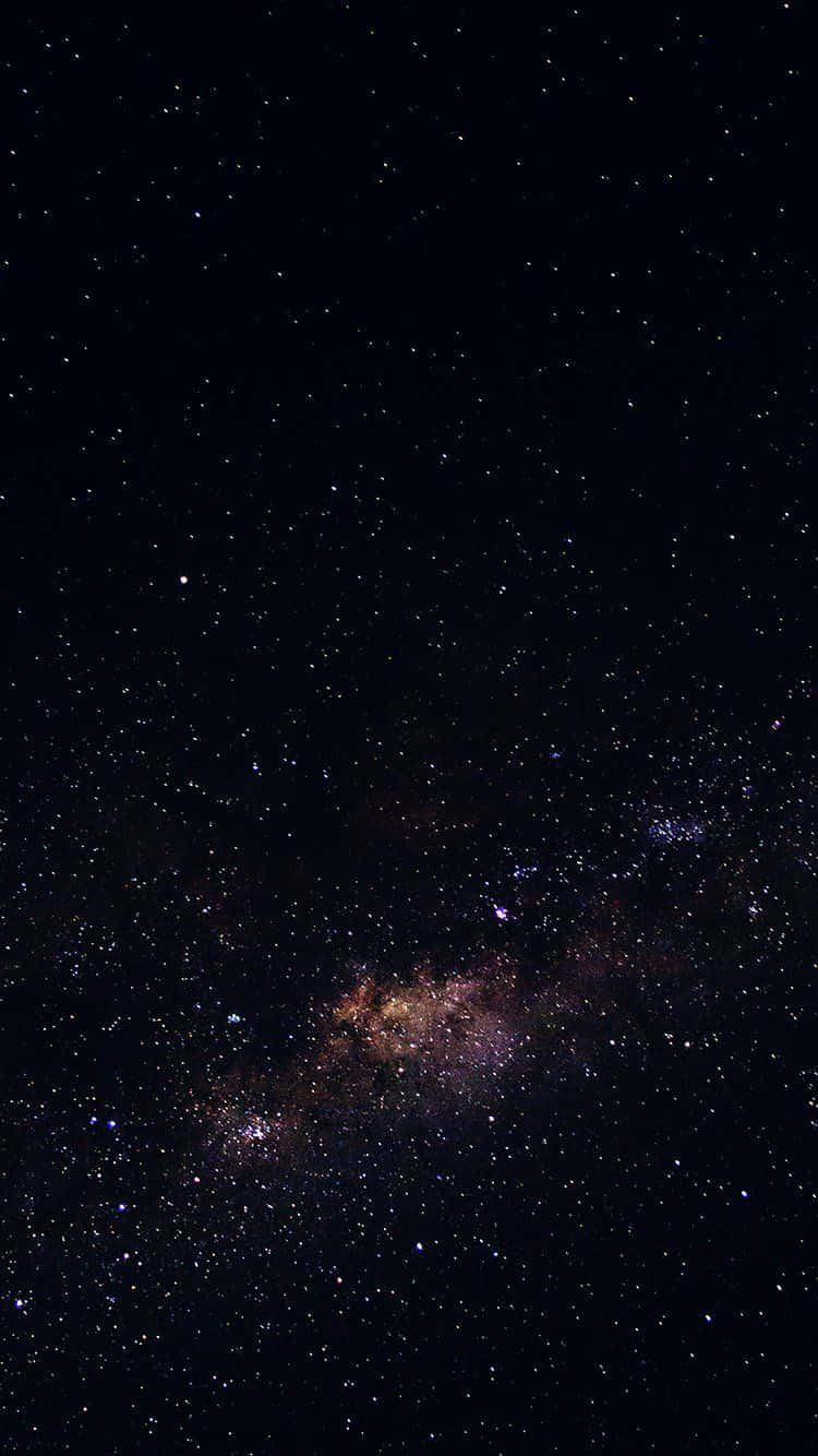 Dark Galaxy 桌布 壁紙 — 令人嘆為觀止的銀河系景觀，在深邃的黑色夜空中閃耀著宇宙塵埃和星星。