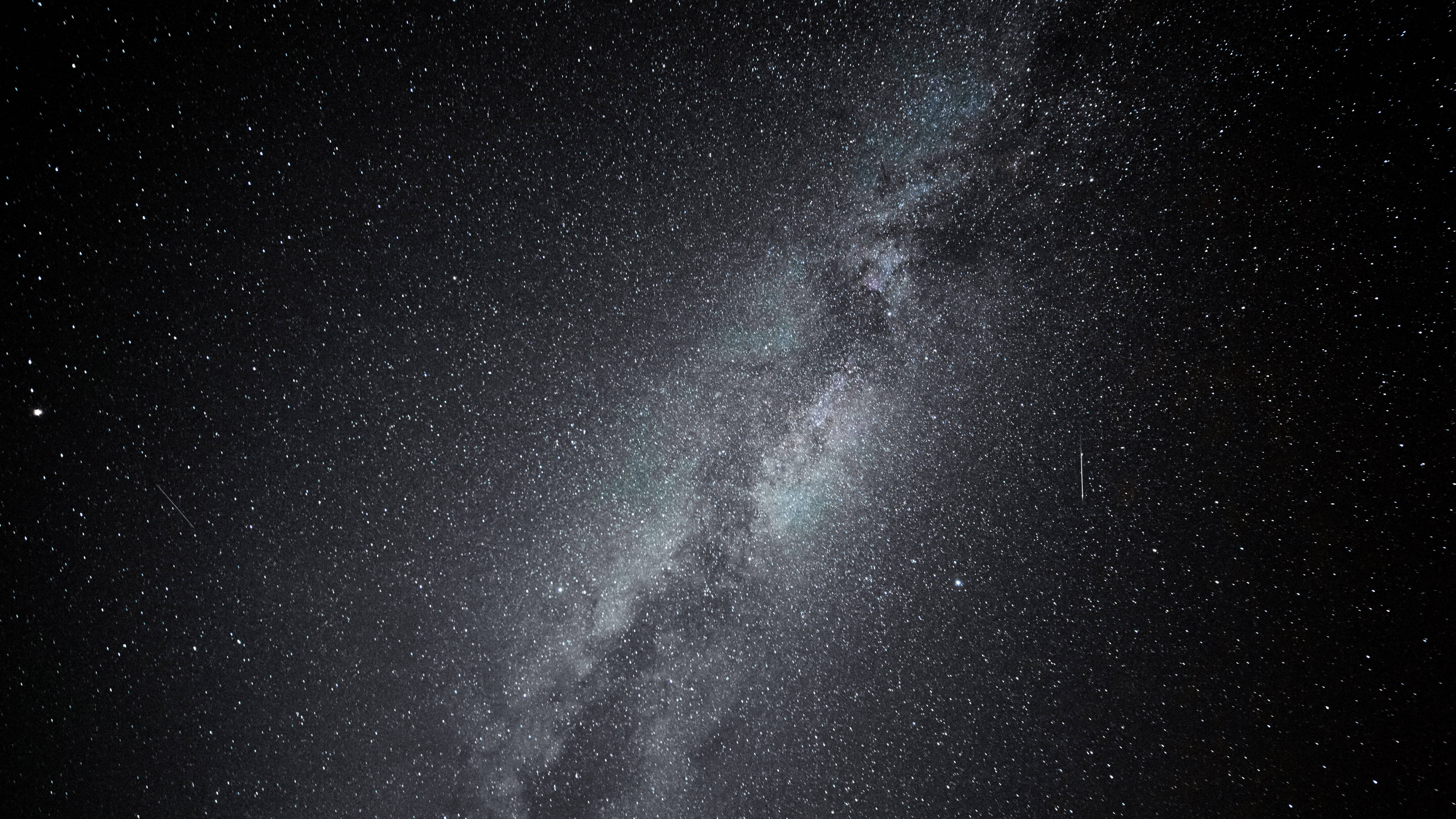 Stars 桌布 壁紙 — 令人嘆為觀止的銀河系景觀，在深邃的黑色夜空中閃爍著無數星辰。